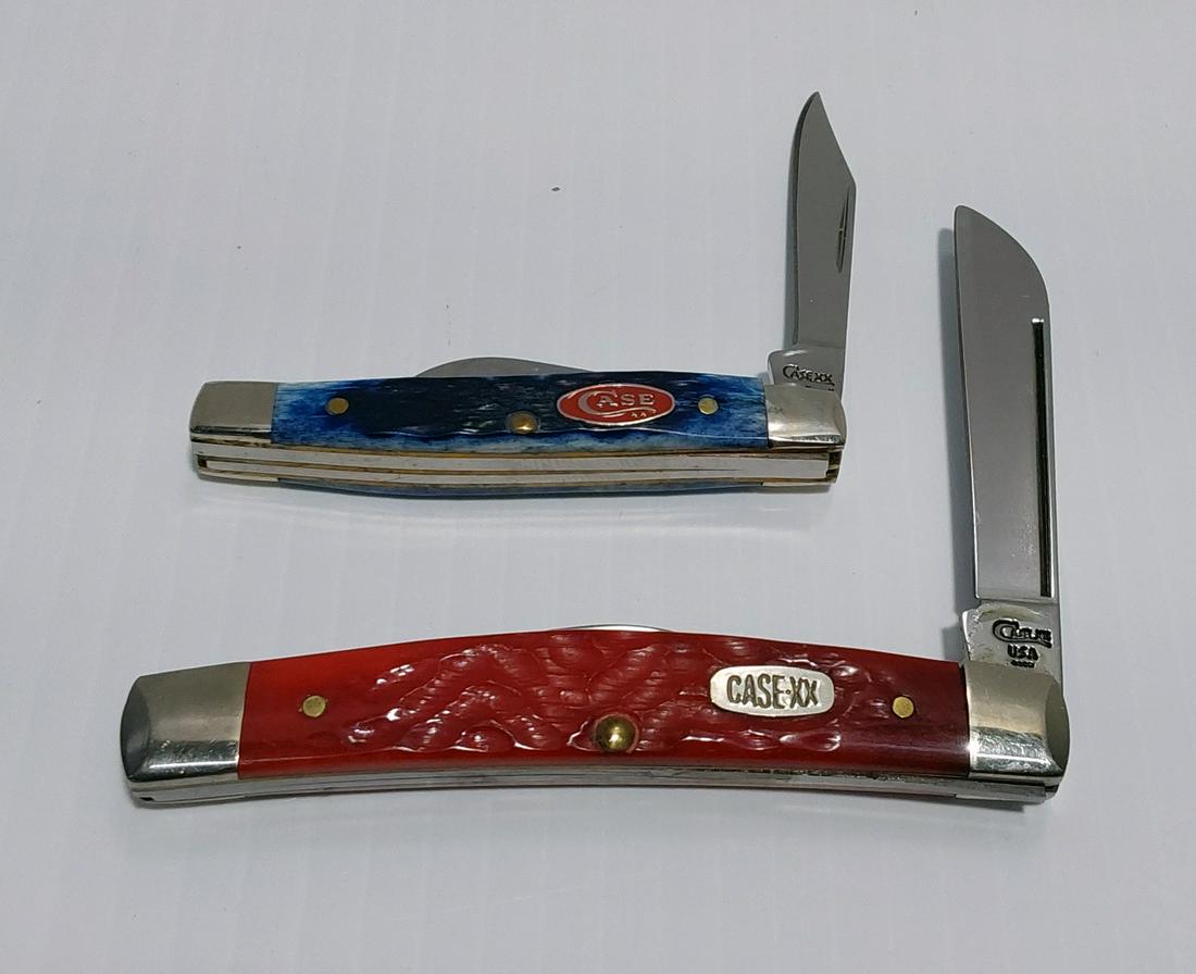 (2) NEW Case XX folding knives: (1) Case XX (6233 SS) 2x (2008) three blade Baby Premium Stockman, 2" pocket clip, 1 1/2" Wharncliffe & 1 1/2" pen blades, 3 3/8" closed (4 5/8" overall), jigged blue bone handles with red case shield