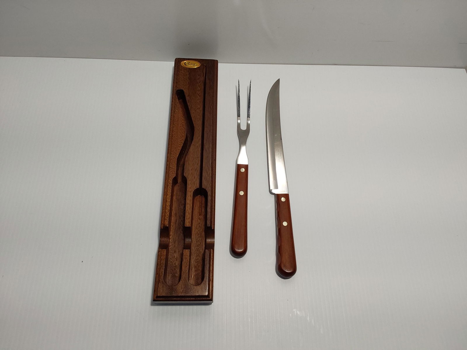 Case XX stainless fixed saber blade carving knife: Case XX Stainless (CAP223-9)(1940-1964) 9" fixed saber blade carving knife, 4 7/8" hardwood handle with finger grooves (5/8" thick) & Fork (11 1/2" overall), 5 1/2" hardwood handle (5/8" thick). Set i