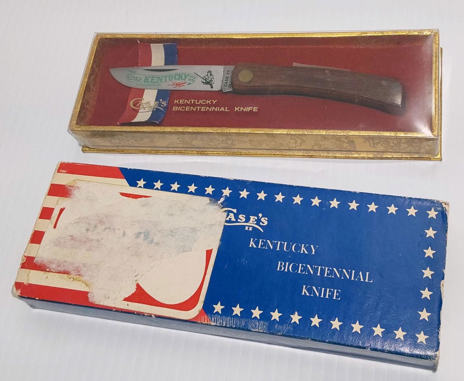 Case XX Stainless USA Sod Buster Jr: Case XX (P137 SS) Stainless USA Sod Buster Jr. with "Kentucky Bicenntennial 1775-1975 & a Frontiersman etched on the 2 3/8" pen blade, 3 1/2" wood handles (6 1/2" overall), Aged display box & rough sl