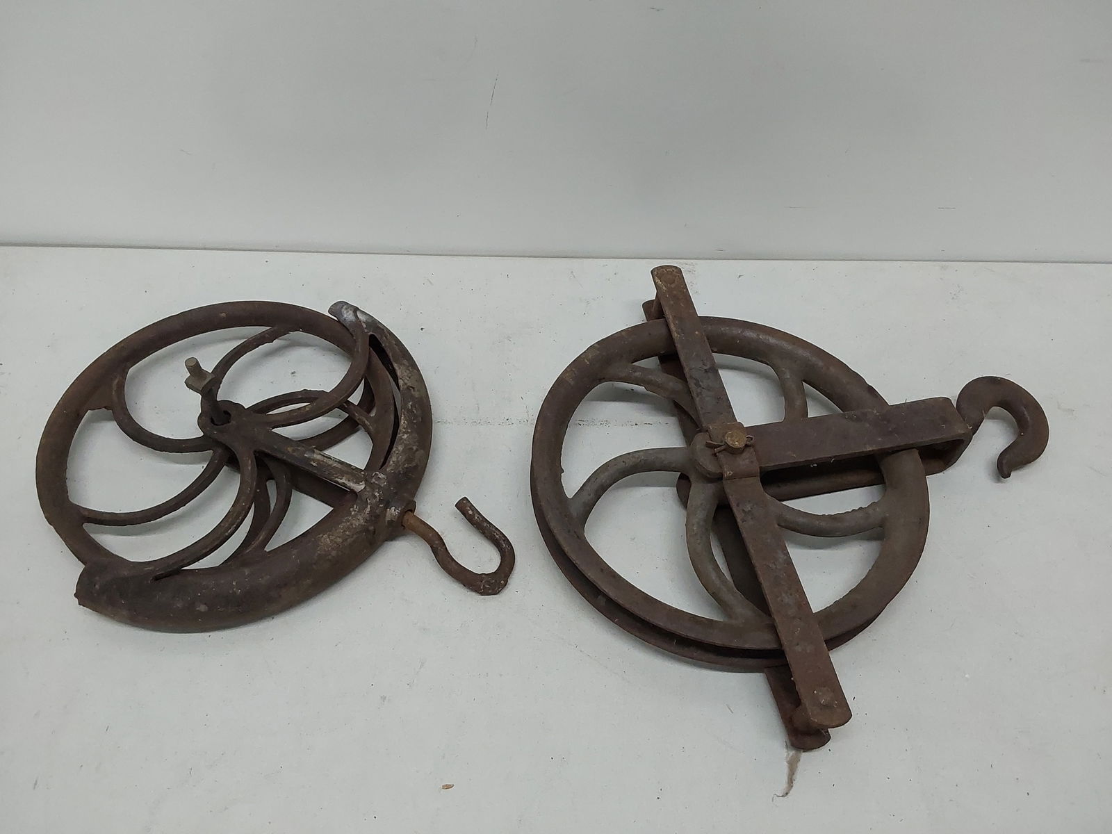 (2) cast iron pulleys: (2) cast iron pulleys