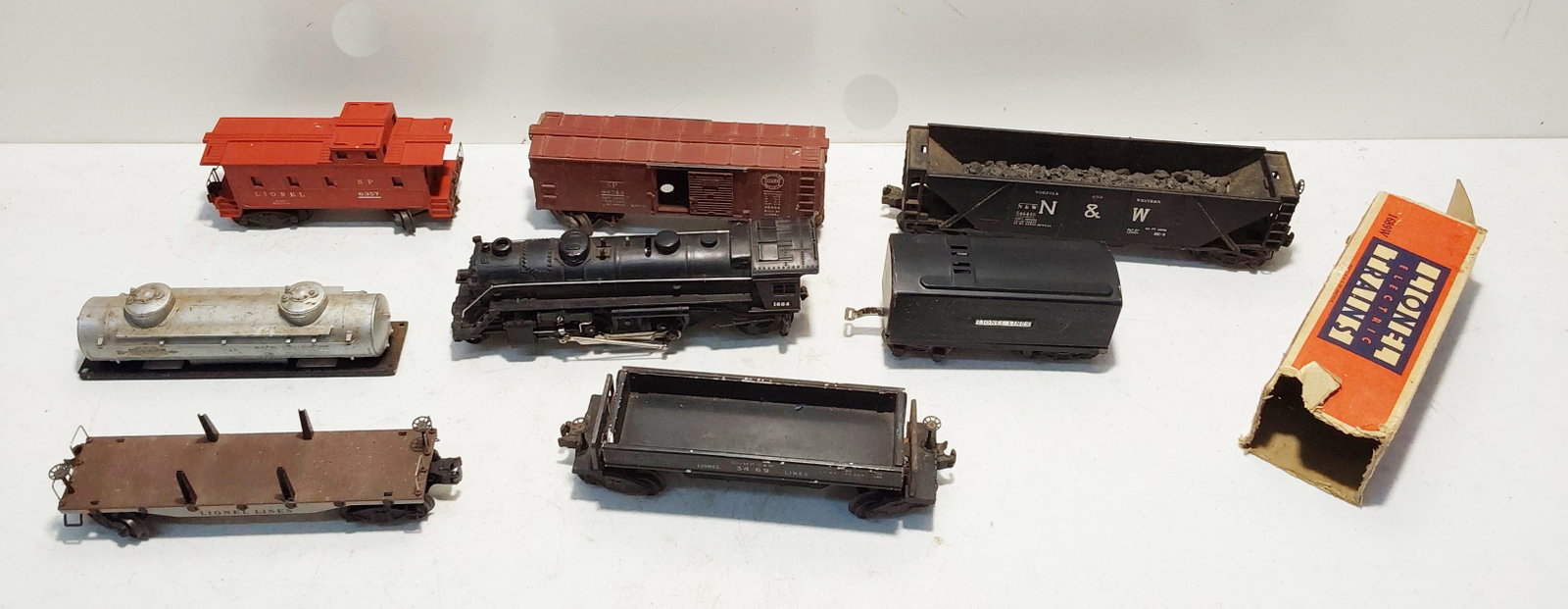 lot of Lionel engines and cars: lot of Lionel engines and cars