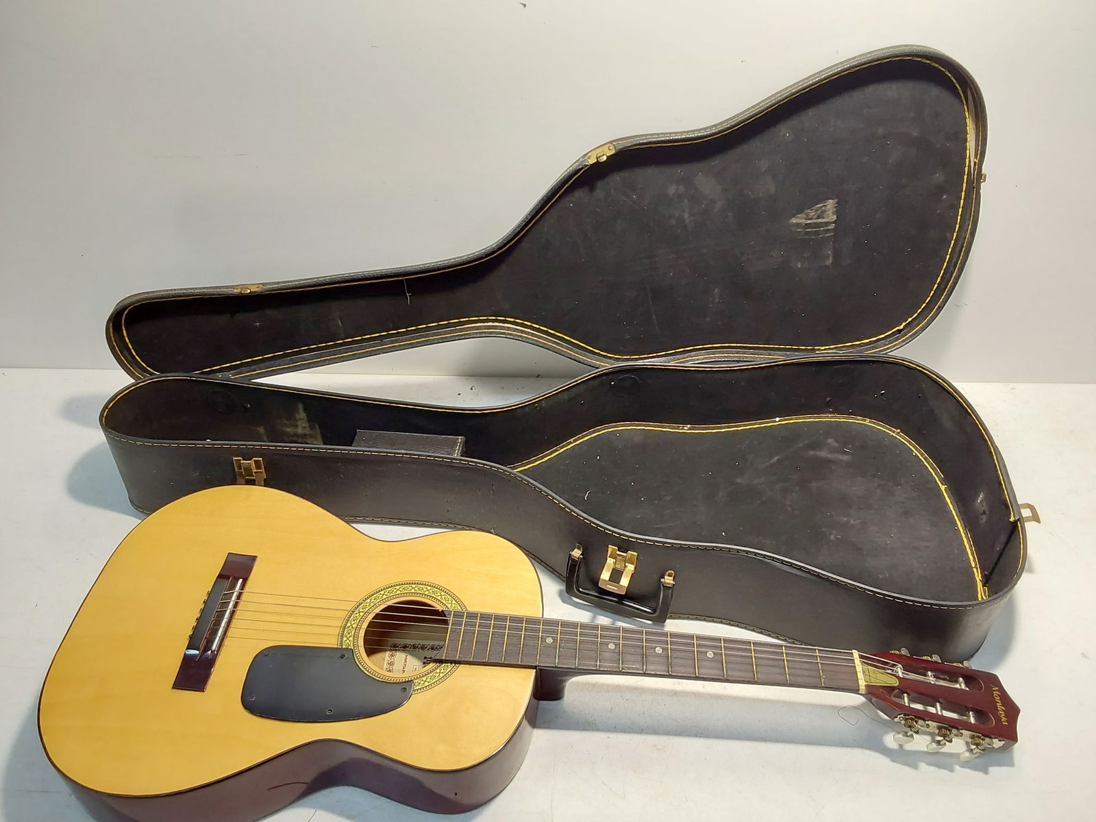 Montaya 6-string guitar: with case