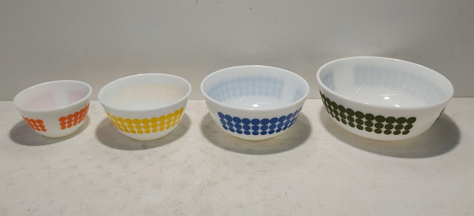 4 piece Pyrex bowl set: 4 piece Pyrex bowl Polka Dot set