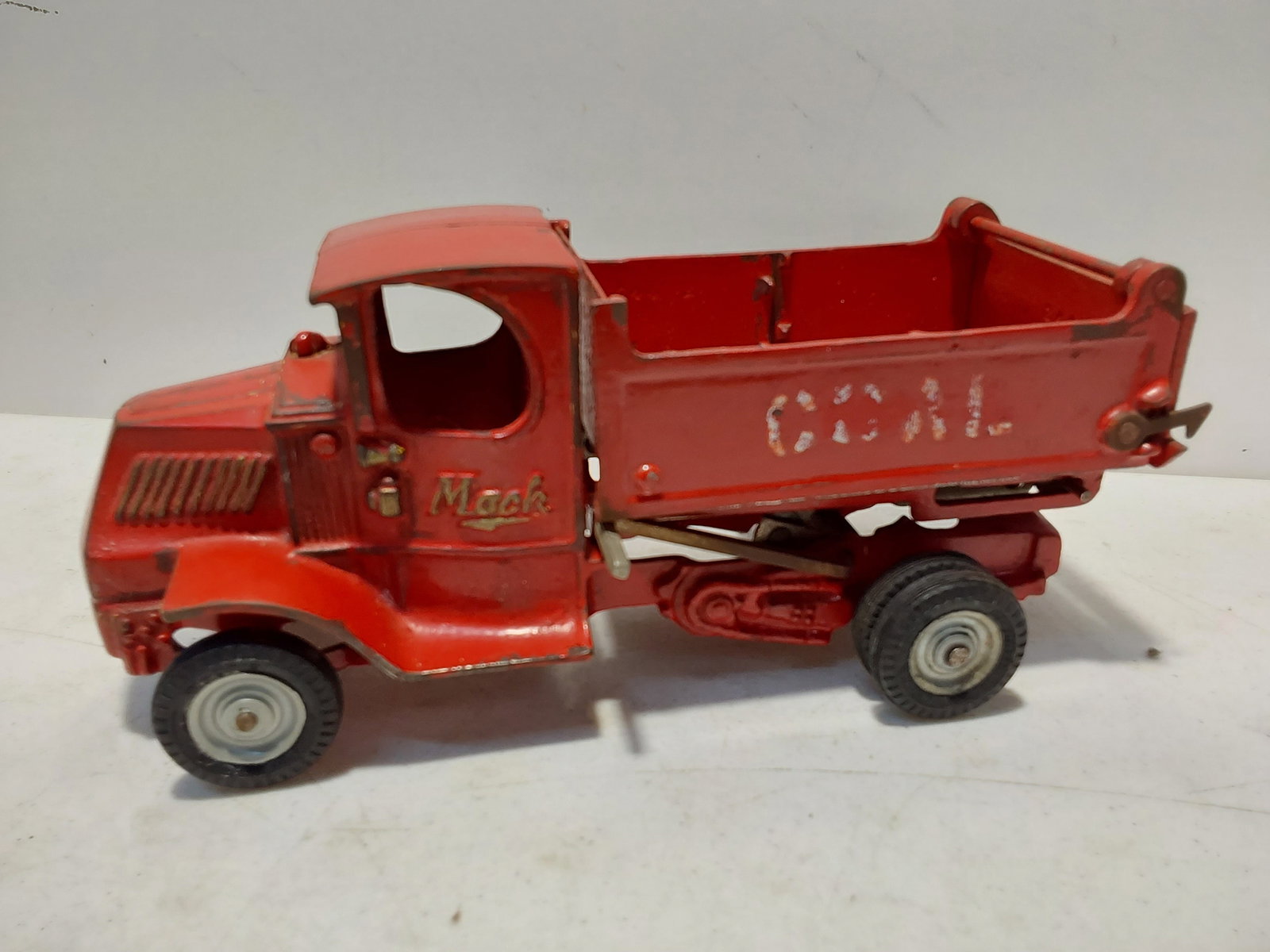 1930 Arcade Mack high dump truck (1 of 6)