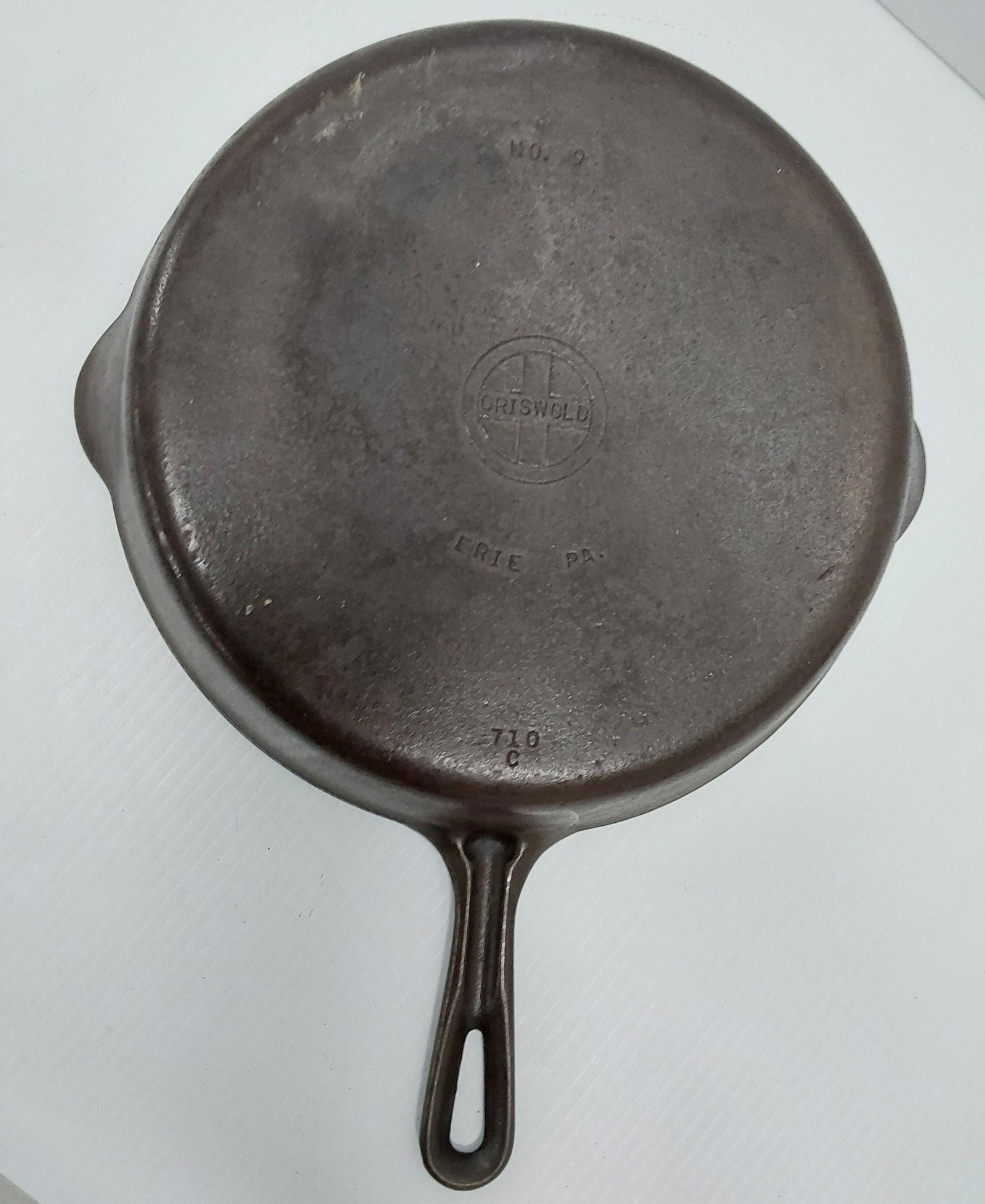 Griswold #9 skillet with small logo (1 of 2)