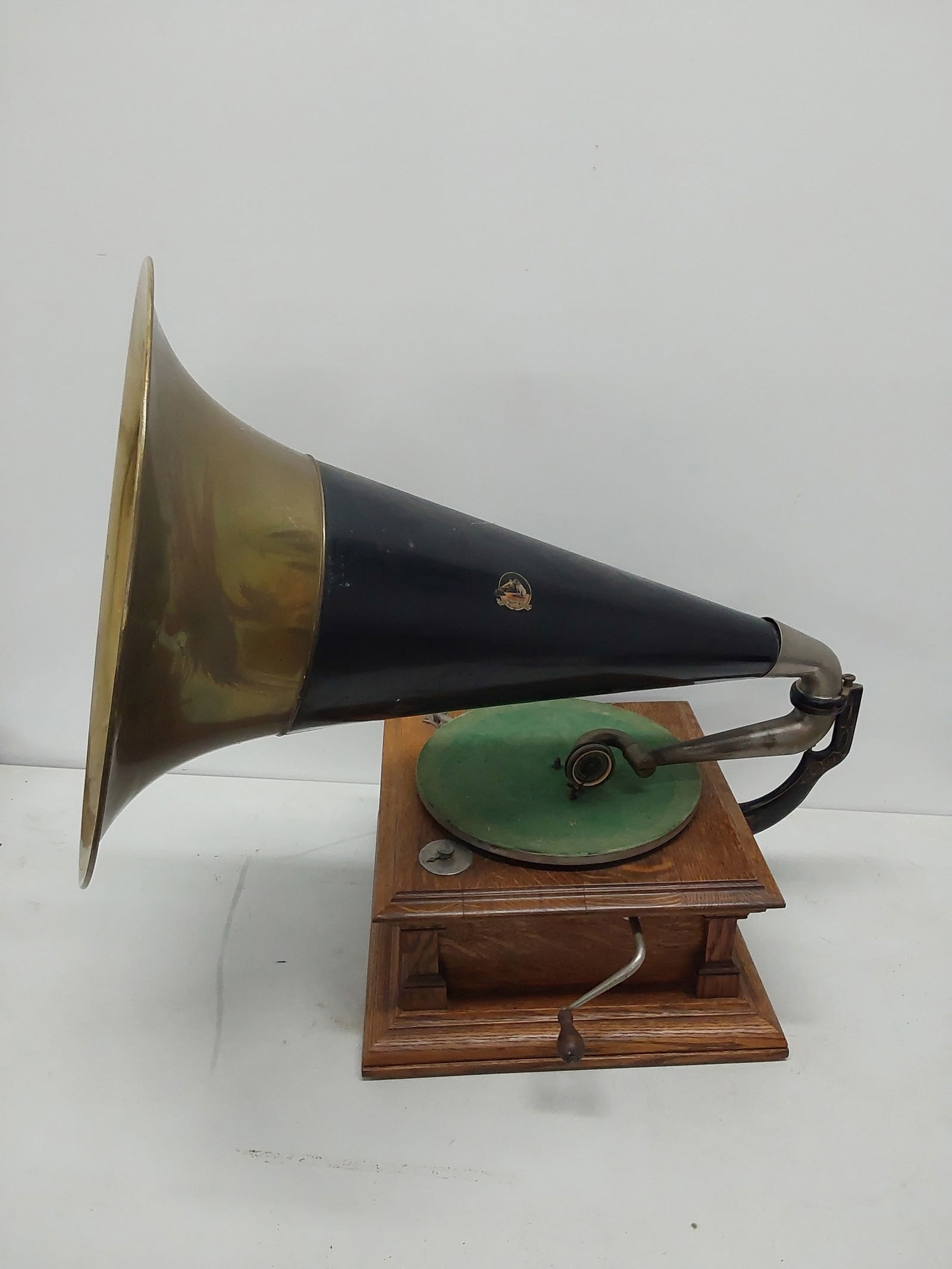 Victor talking machine with horn (1 of 3)