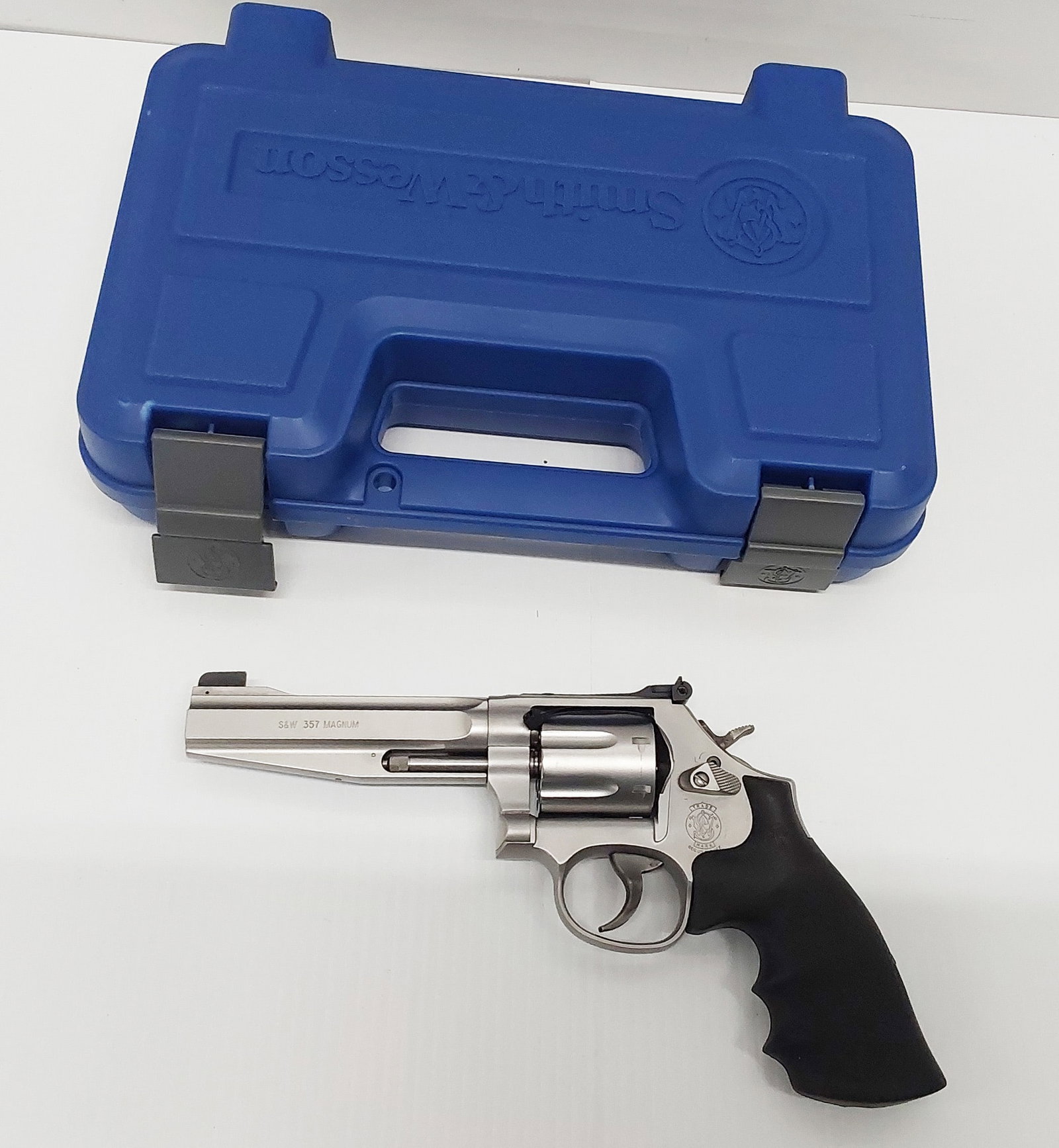 S and W model 686-6 ProSeries .357 mag with case: Gun in Good condition. S/N: DNK5205 Will ship to valid FFL holder ONLY.
