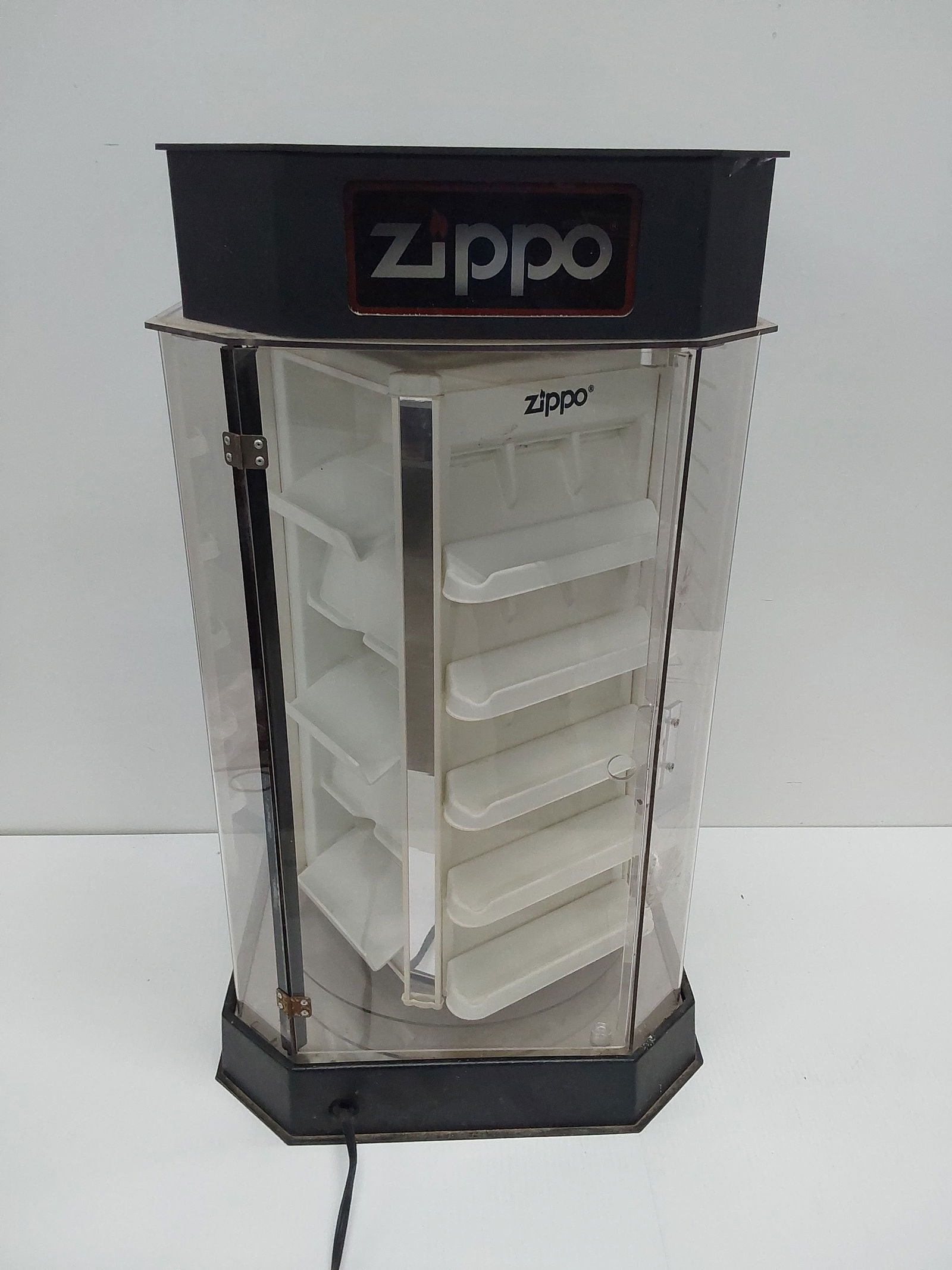 Zippo lighted and rotating display case (1 of 1)