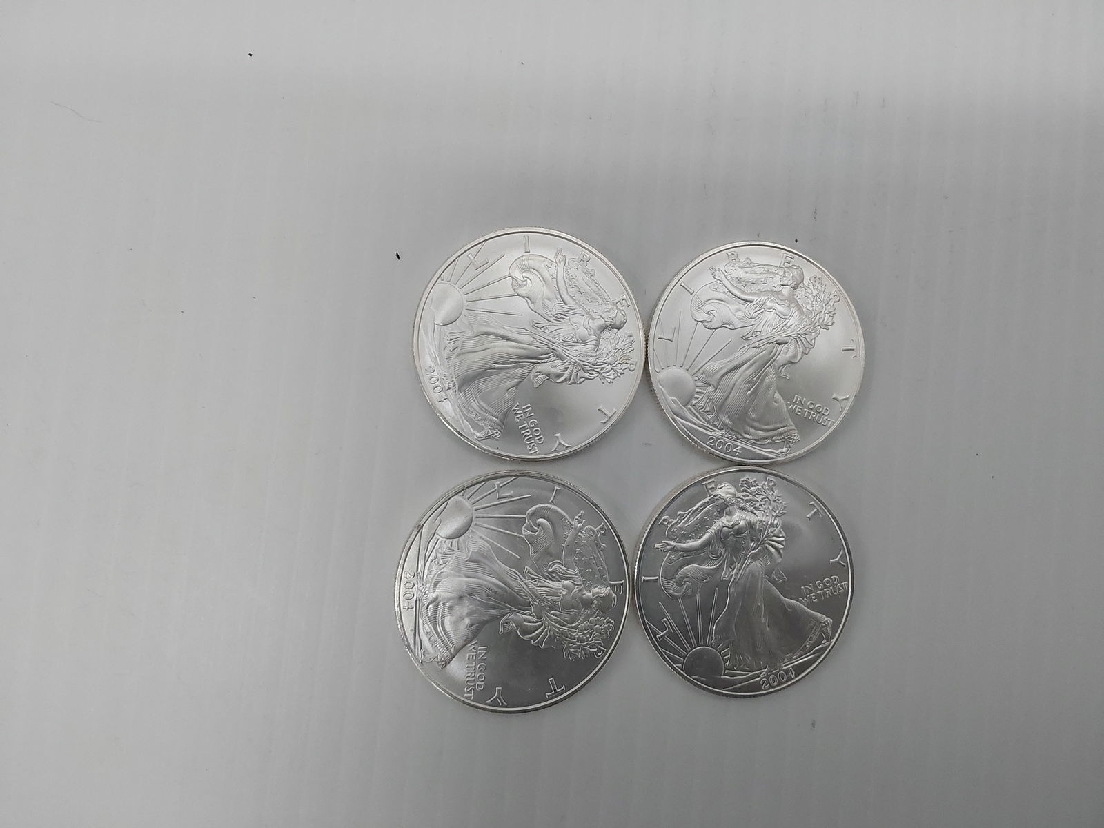 (4) 2004 silver Eagles: (4) 2004 silver Eagles