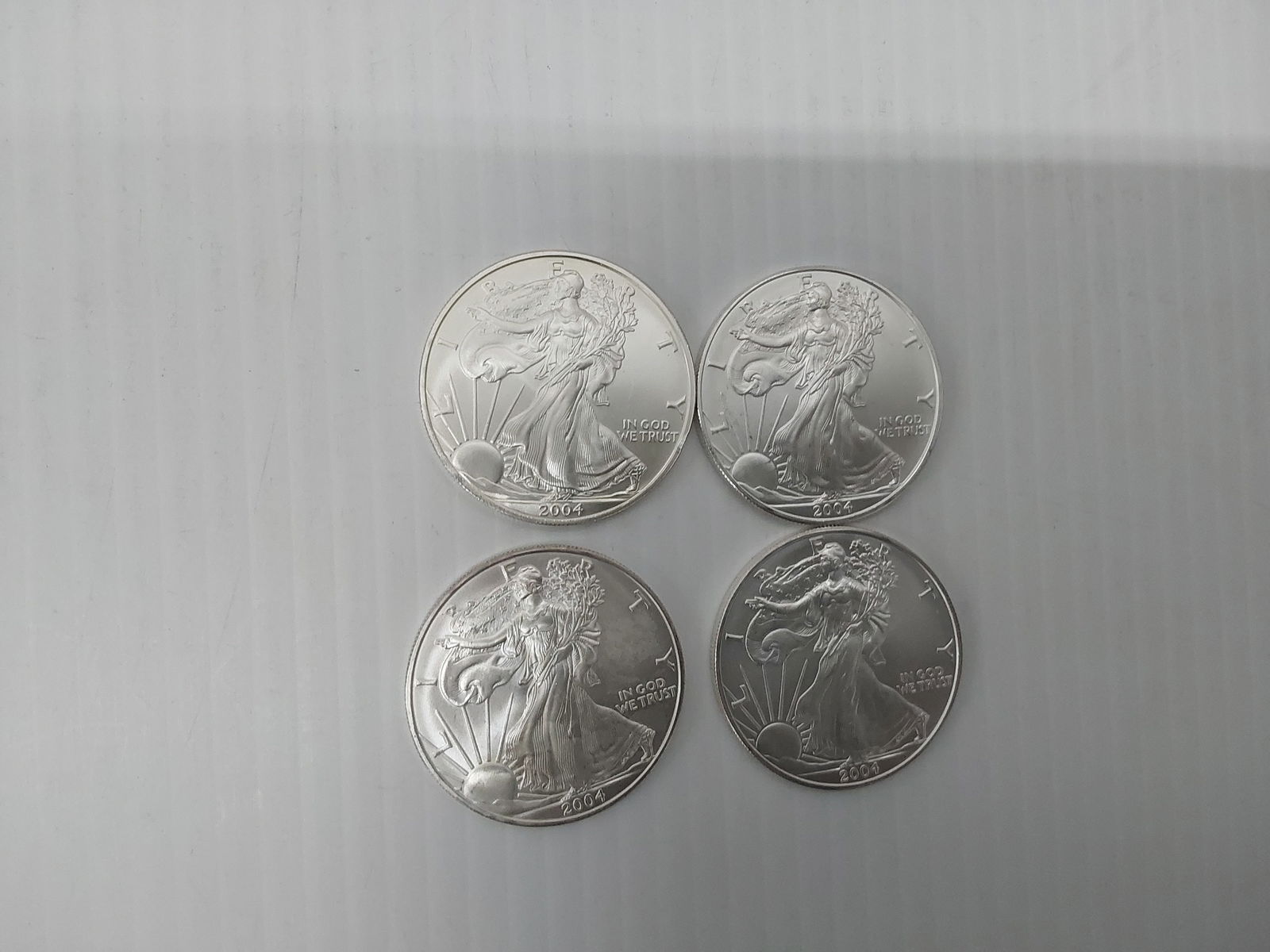 (4) 2004 silver Eagles: (4) 2004 silver Eagles