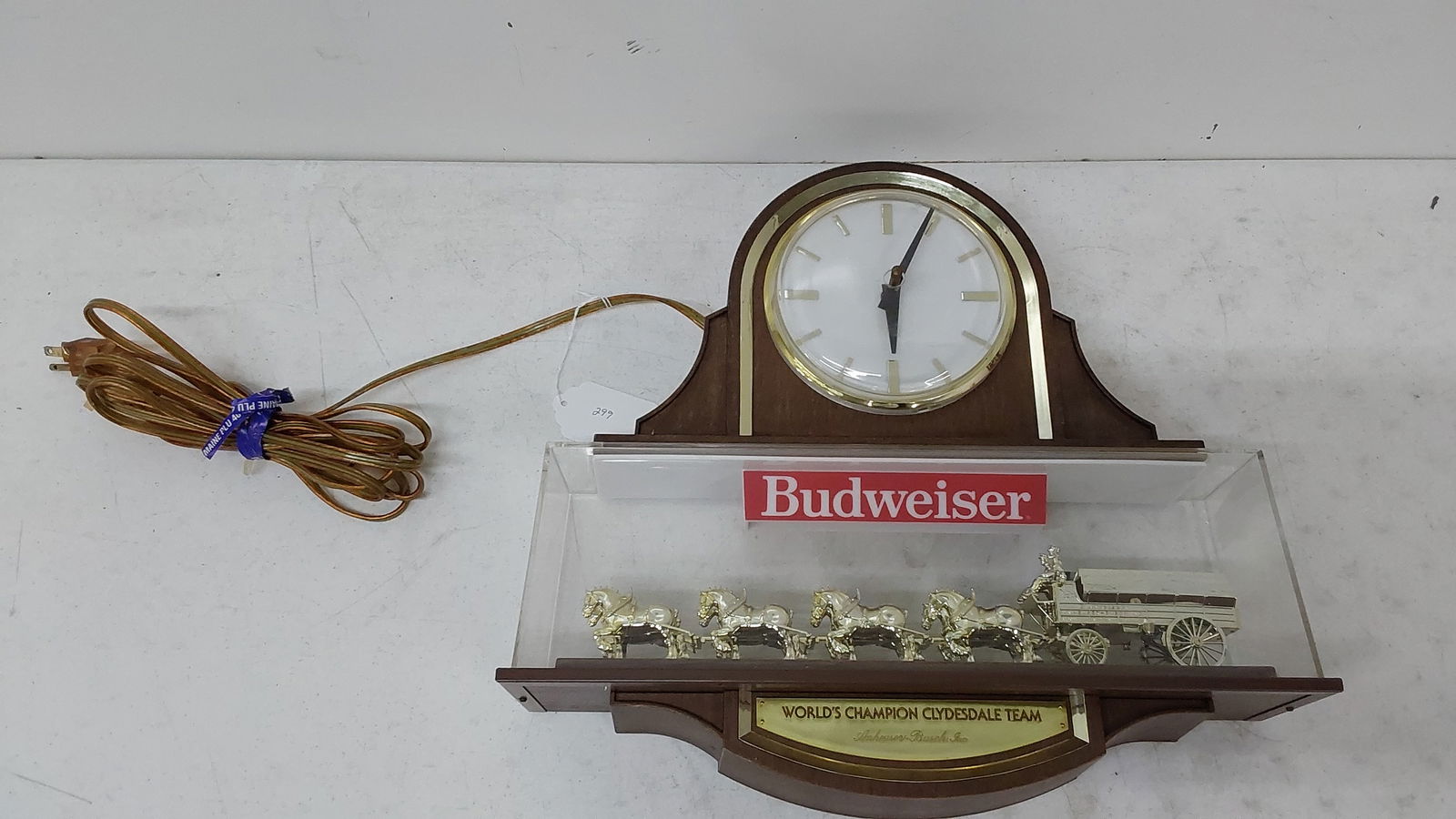 Budweiser World Champion Clydesdale clock (1 of 2)