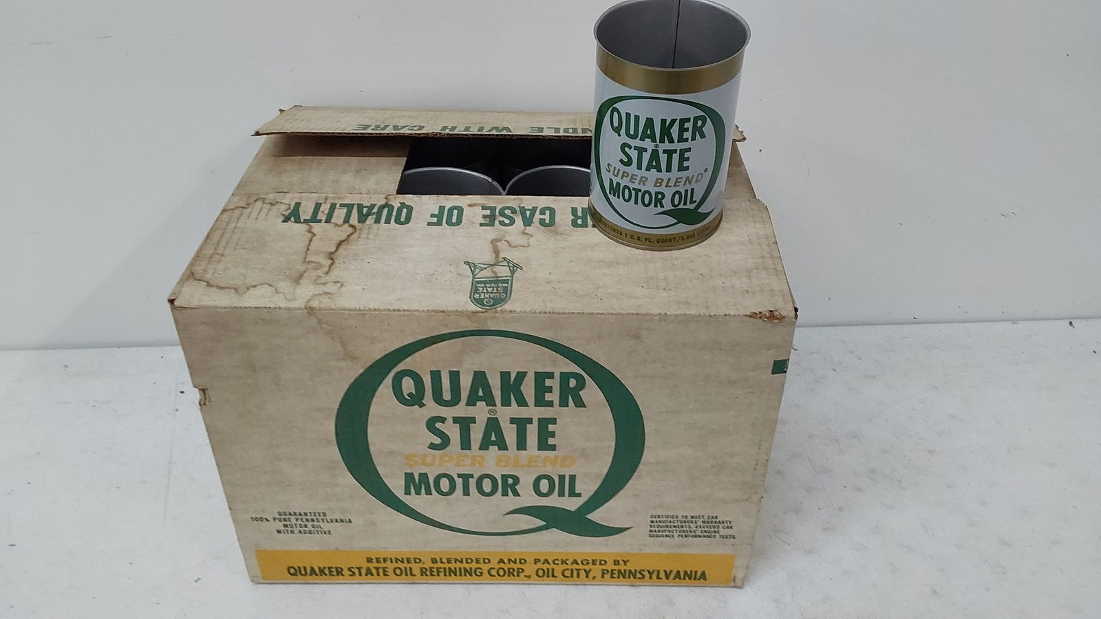 NOS box of Quaker State Super Blend motor oil cans (1 of 2)