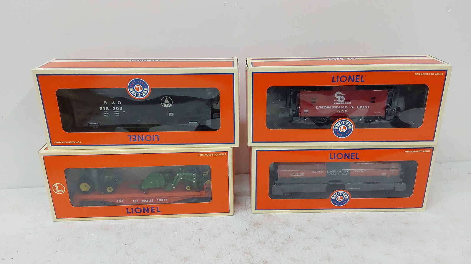 (4) Lionel train cars in boxes (1 of 2)