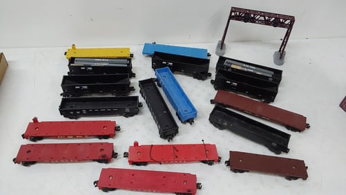 (17) Lionel model railroad cars and accessories