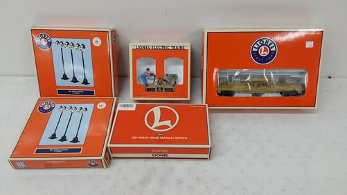 LIonel train car and (4) accessories in boxes