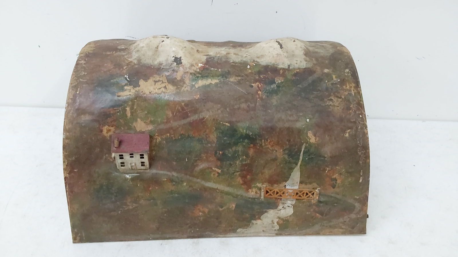 Lionel metal train tunnel (1 of 3)