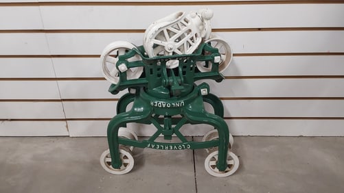 Cloverleaf unloader hay trolley