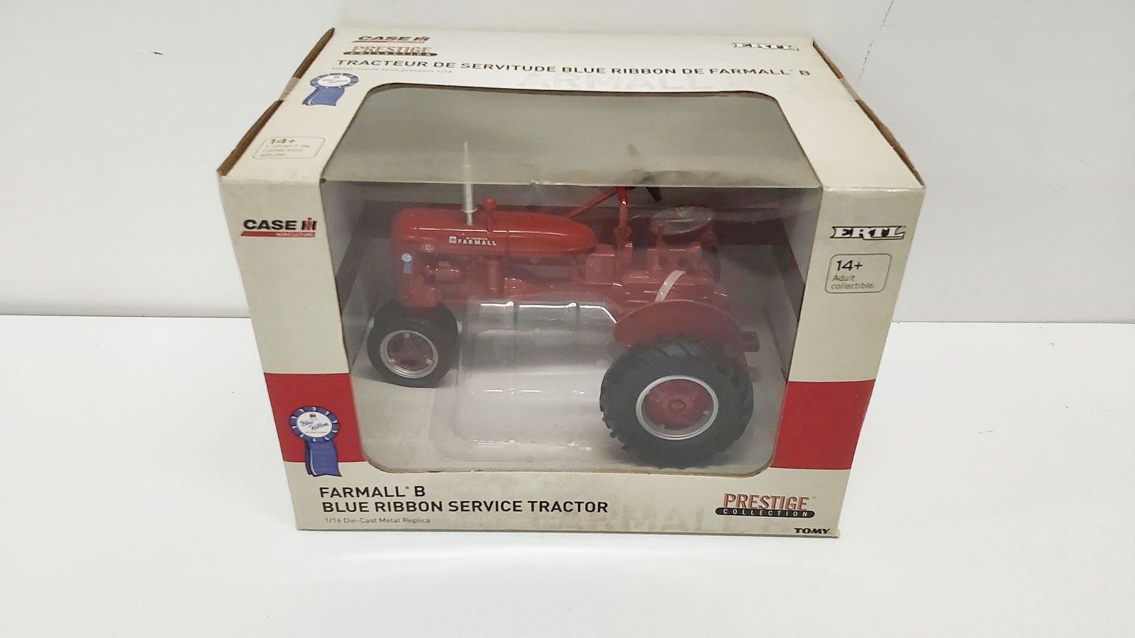 ERTL Blue Ribbon Service tractor model (1 of 1)