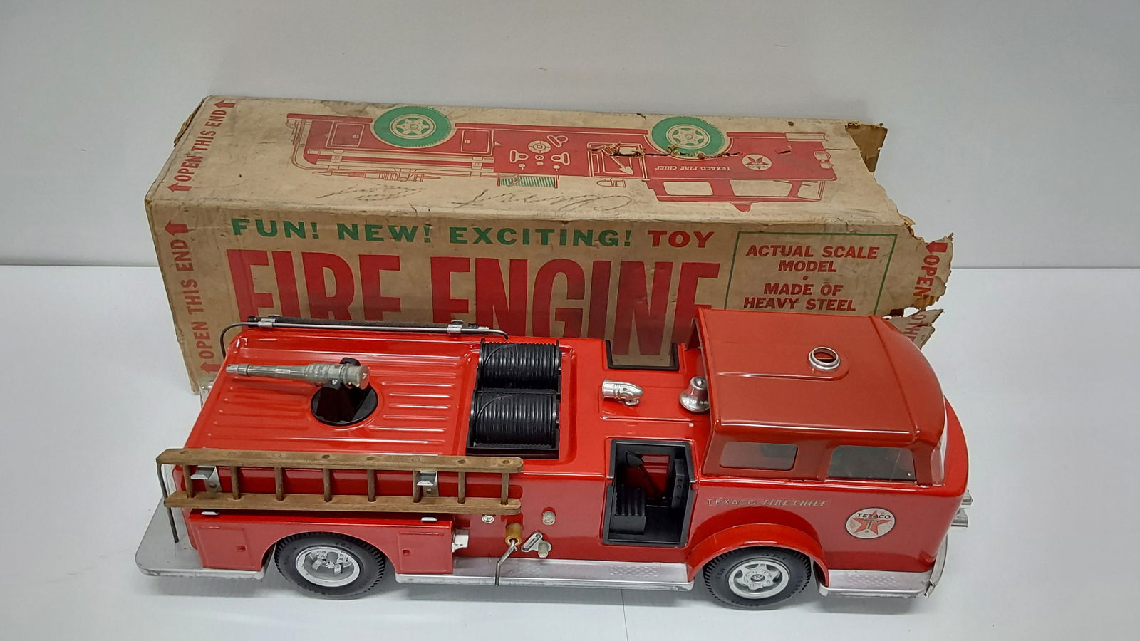 Texaco tin fire truck with box (1 of 2)