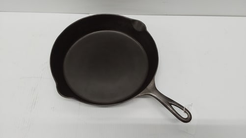 #9 Erie cast iron skillet