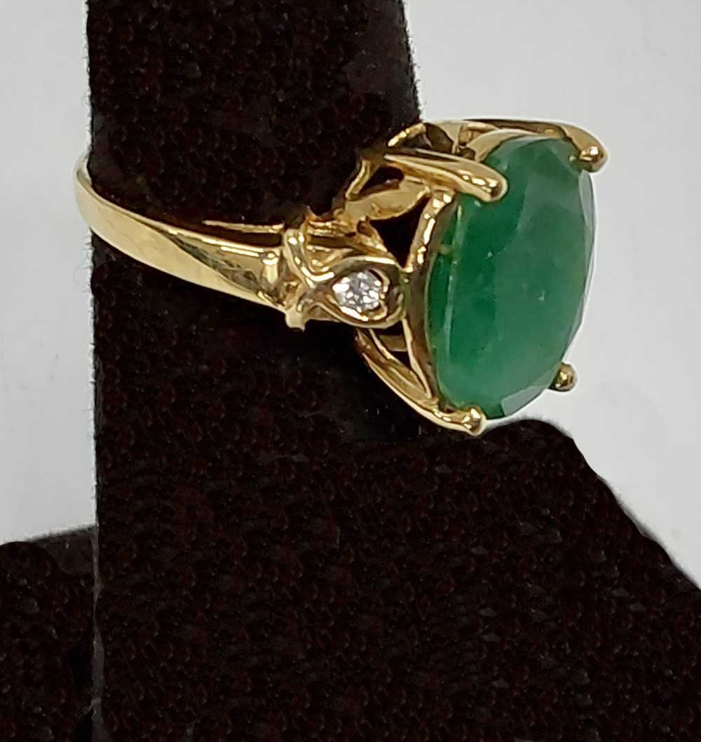 14K gold 4.75 ctw Emerald ring with certificate: 4.75 ctw oval emerald 3.04g in gold ring size 6.5