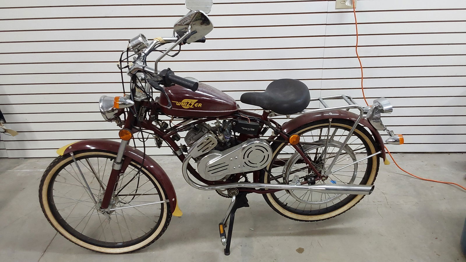 2000 Pacemaker Whizzer motorized bike (1 of 3)