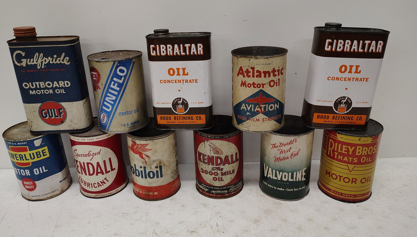 oil cans: Kendall, Powerlube, Mobiloil, Valvoline, Riley Bros, Gulf Pride and more. conditions vary