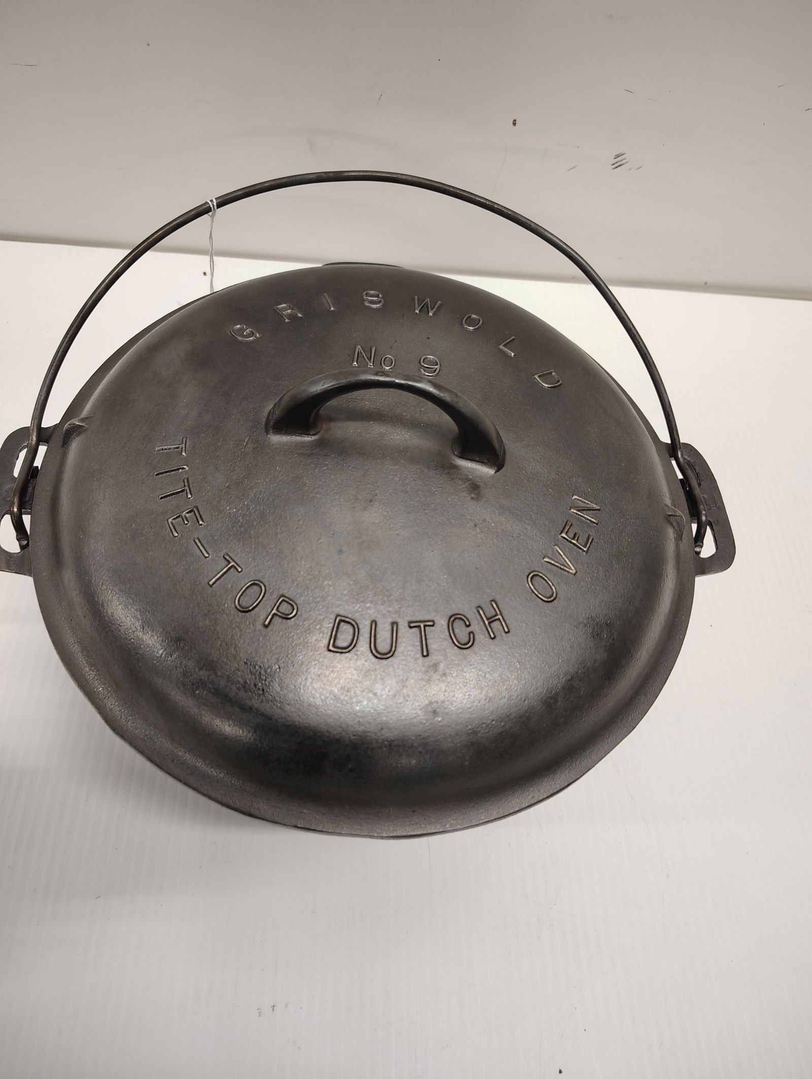 Griswold: # 9 dutch oven with trivet good condition