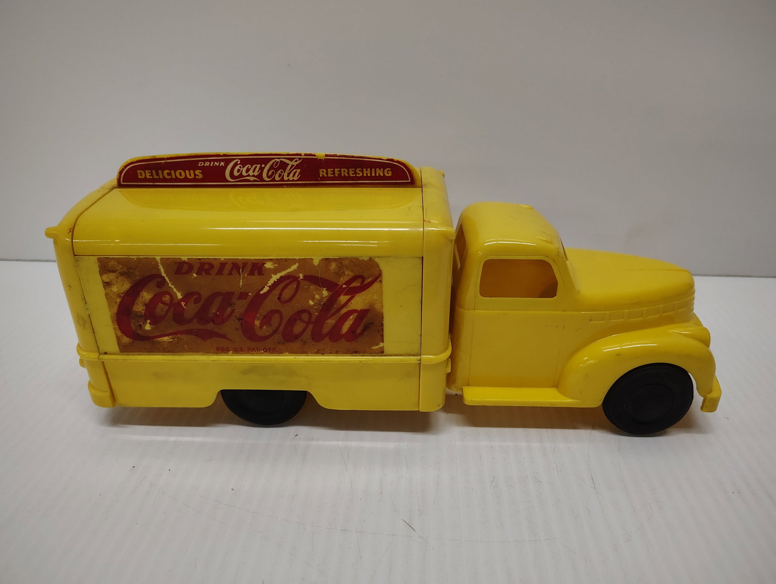 toys: Marx plastic Coca-Cola truck with (5) cases of Coca-Cola one pin on side door rubber wheels good condition
