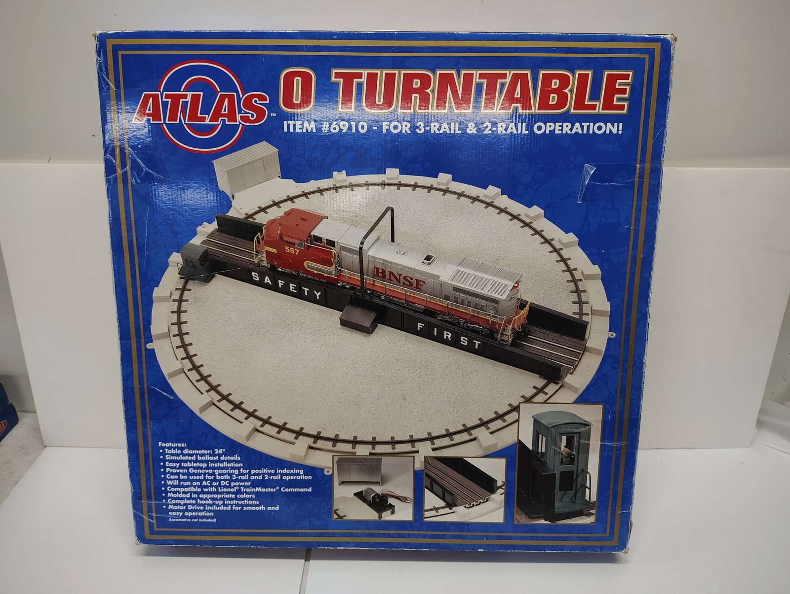 train: Atlas 6910 o gauge turntable
