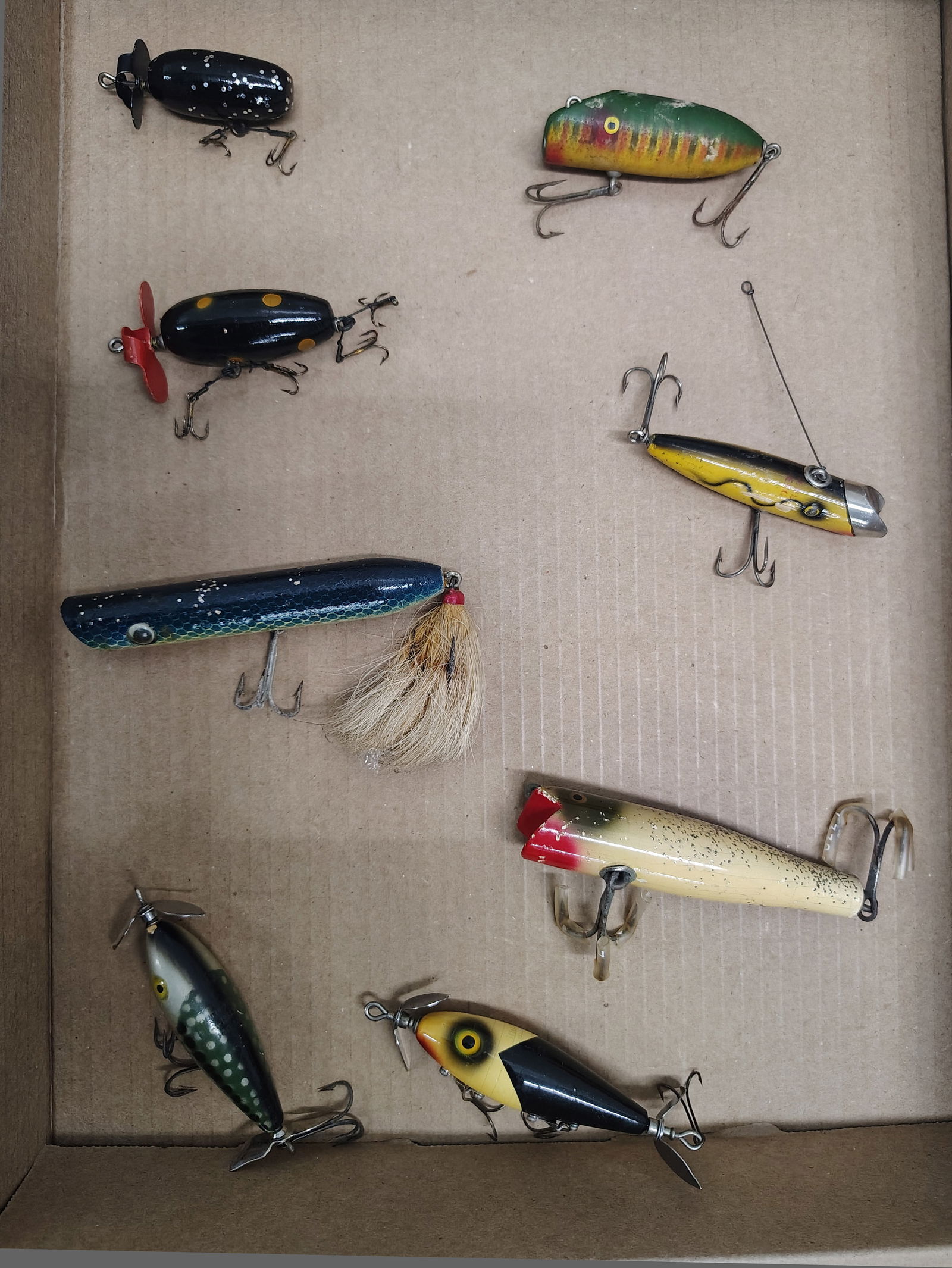 Fishing items: 8 wooden lures 3 south bend 2 helen fish cake abbey& imbrie creek chub