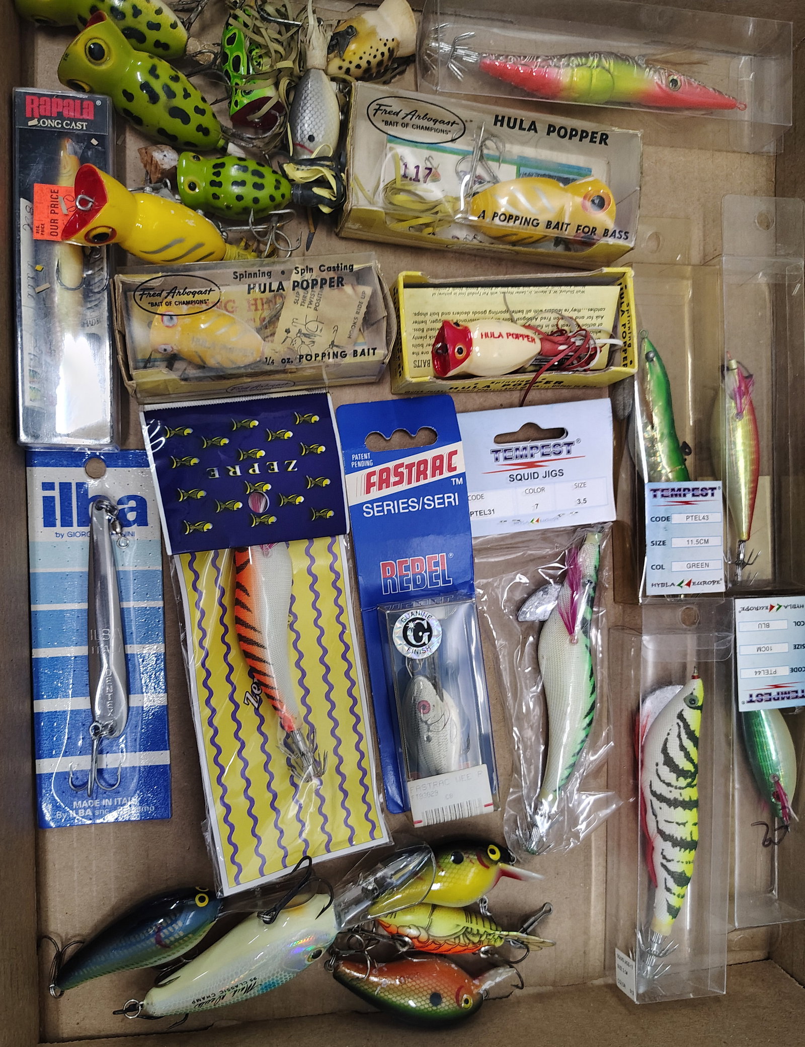 Fishing items: approx. 25 vintage plastic fishing lures