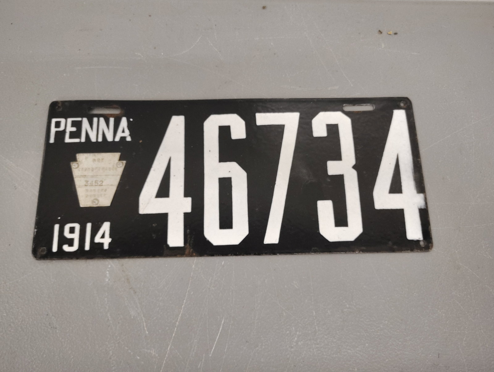 license plate: 1914 plate porcelain