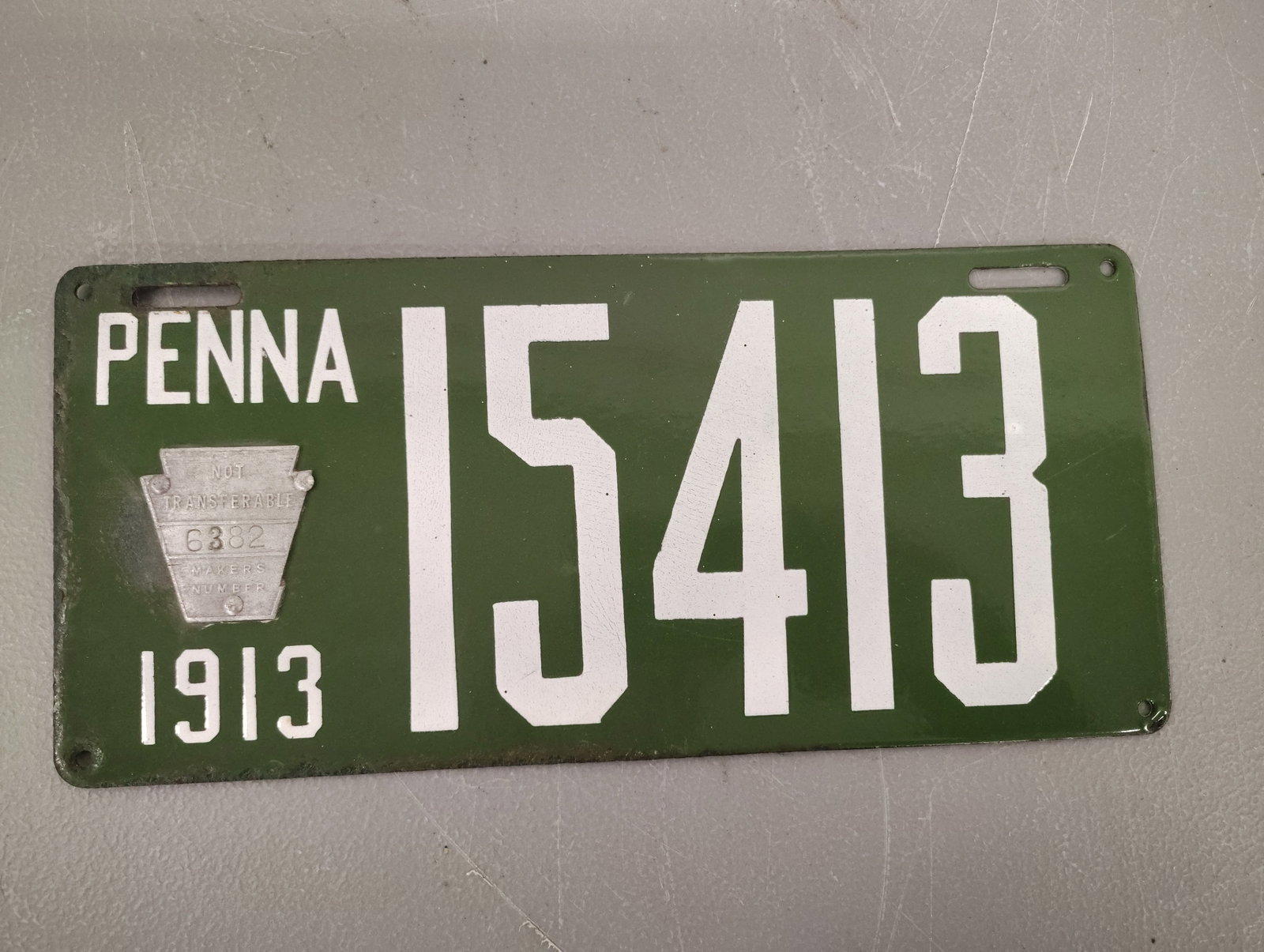 license plate: 1913 plate porcelain