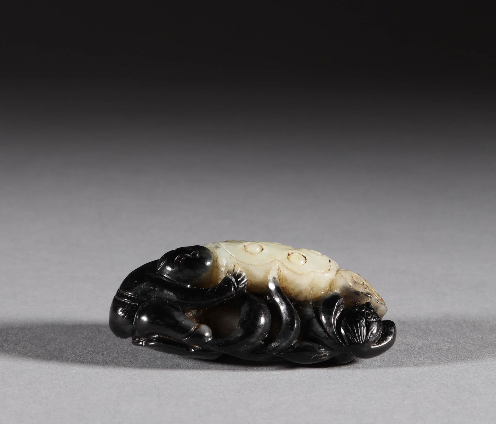 Lotus root handlebars carved with black skin in the Qing Dynasty (1 of 6)