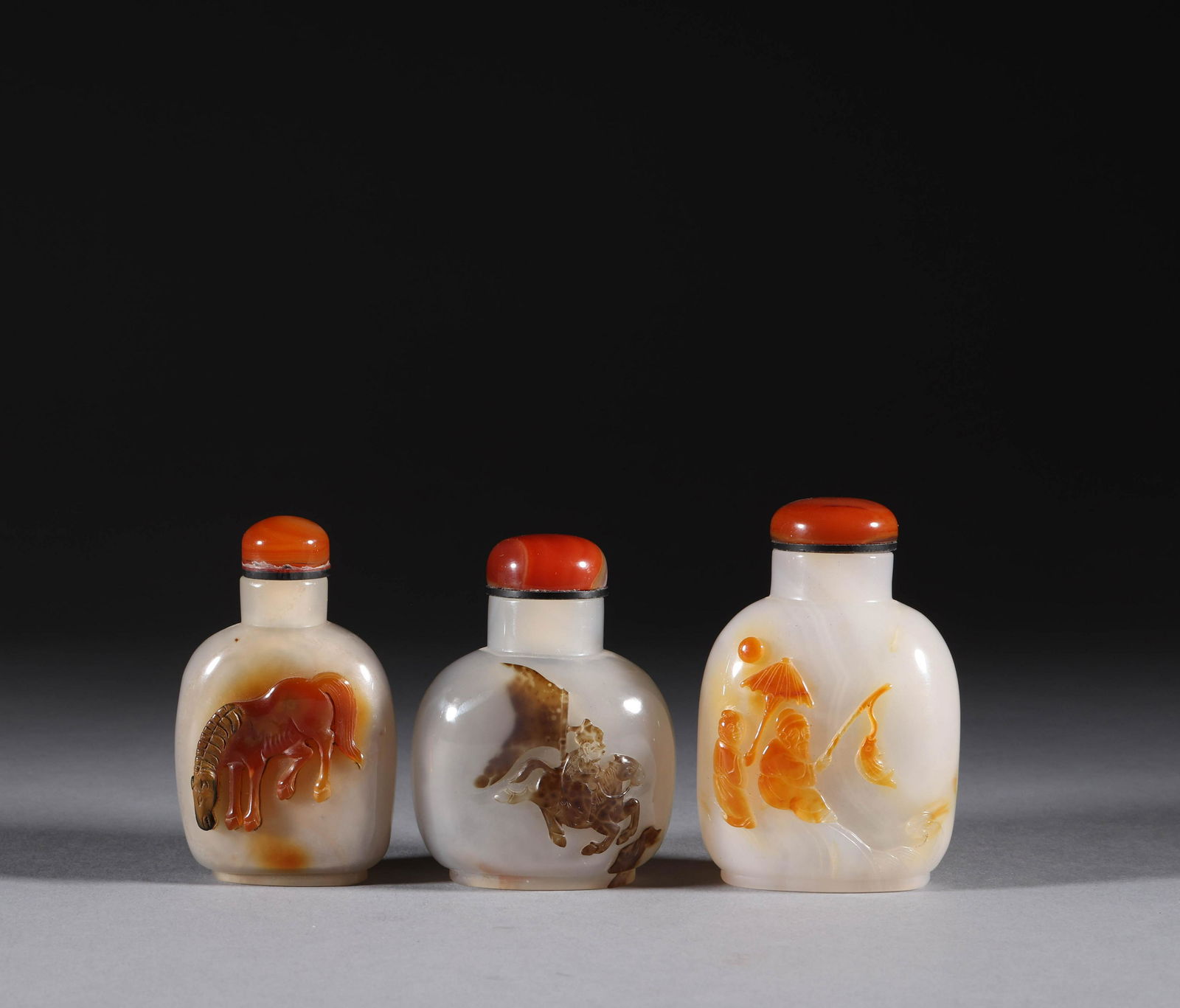 A group of agate snuff bottles in the Qing Dynasty (1 of 7)