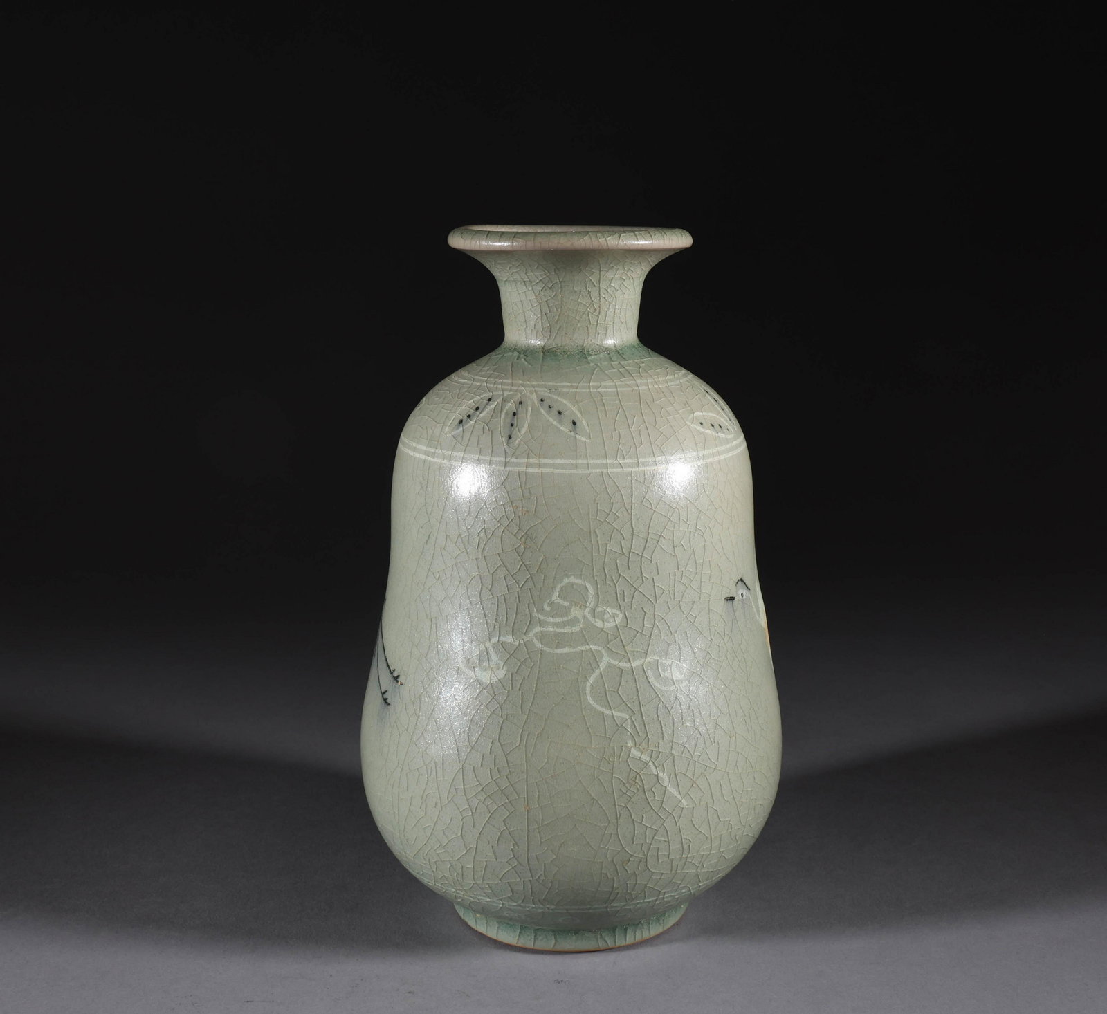Koryo porcelain vase (1 of 7)