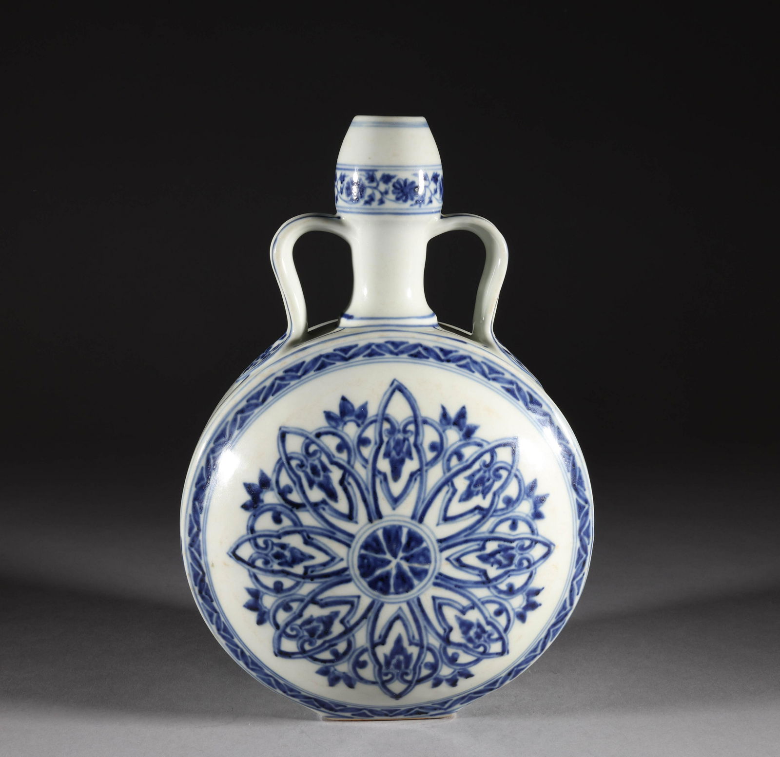 Qing Dynasty blue and white flower pattern moon holding bottle (1 of 7)