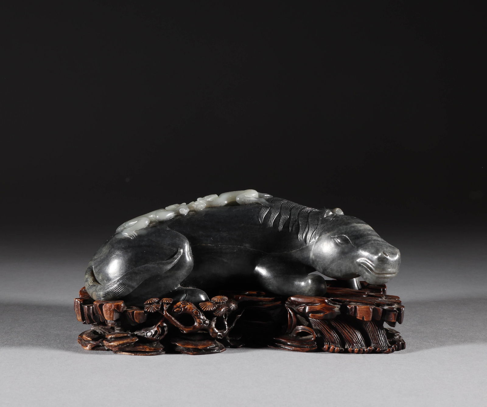 Hotan jade of Qing Dynasty, black and playful animal ornaments (1 of 10)