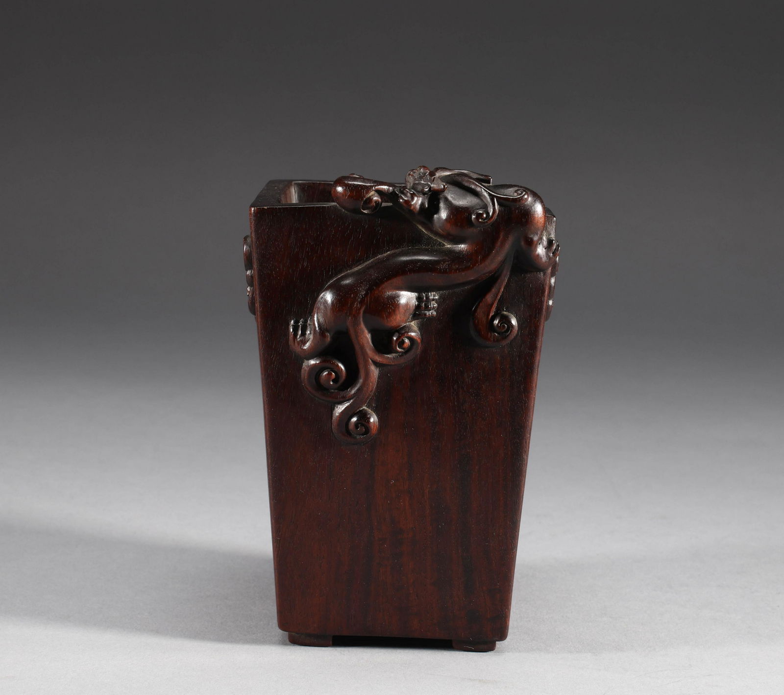 Red sandalwood carved dragon pen container in Qing Dynasty (1 of 8)