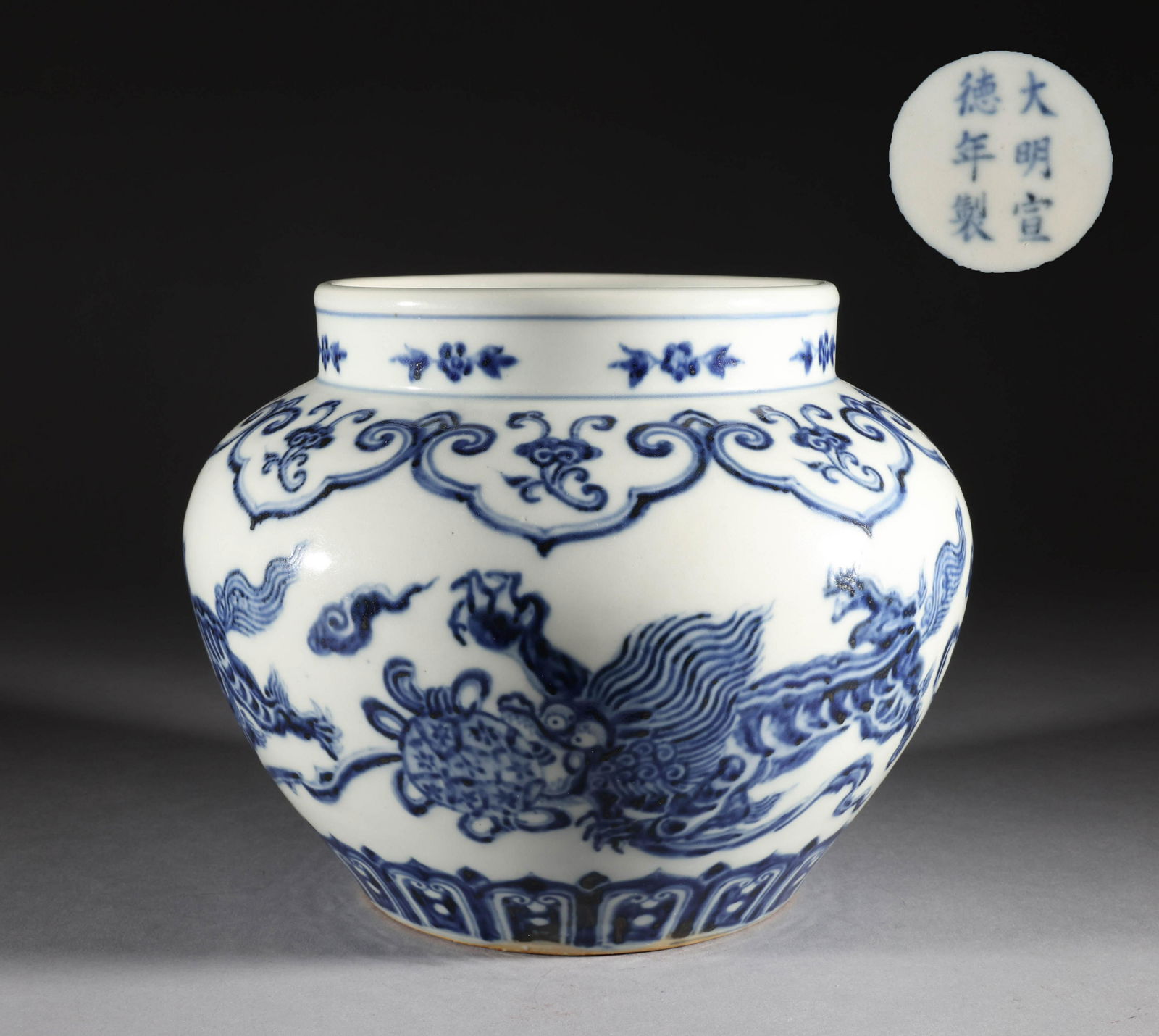 Large blue and white animal pattern pot of Ming Dynasty (1 of 10)
