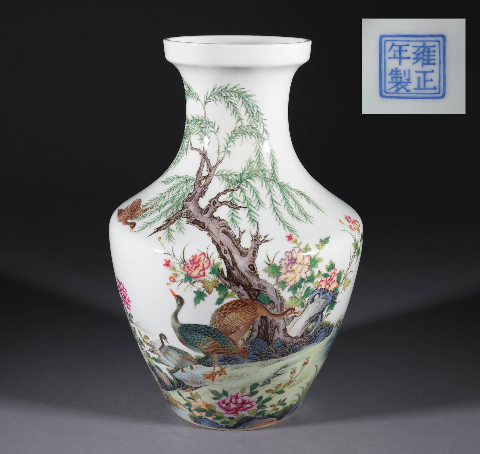 Garlic bottle with pastel animal pattern in Qing Dynasty (1 of 7)