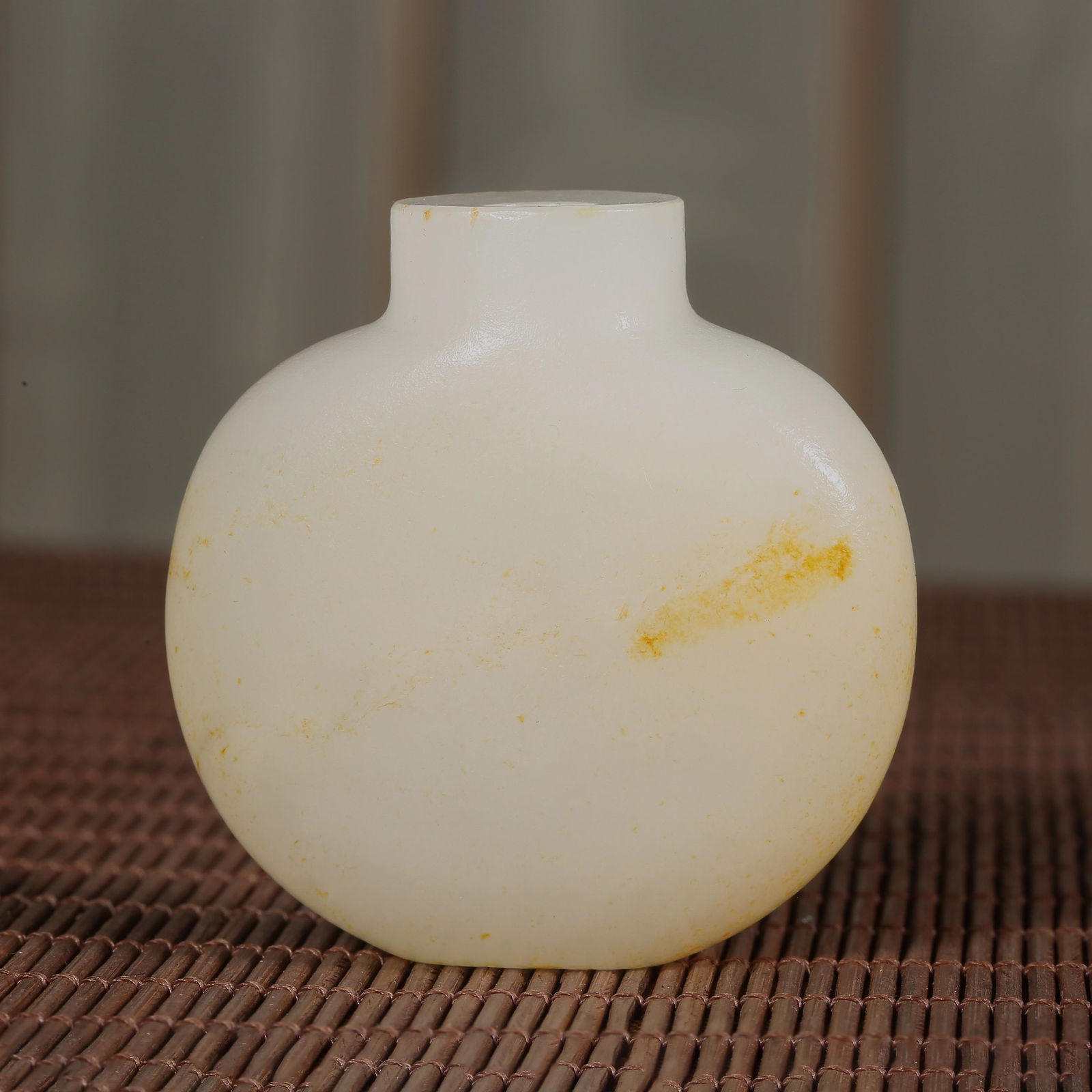 Hetian jade snuff bottle in Qing Dynasty (1 of 10)