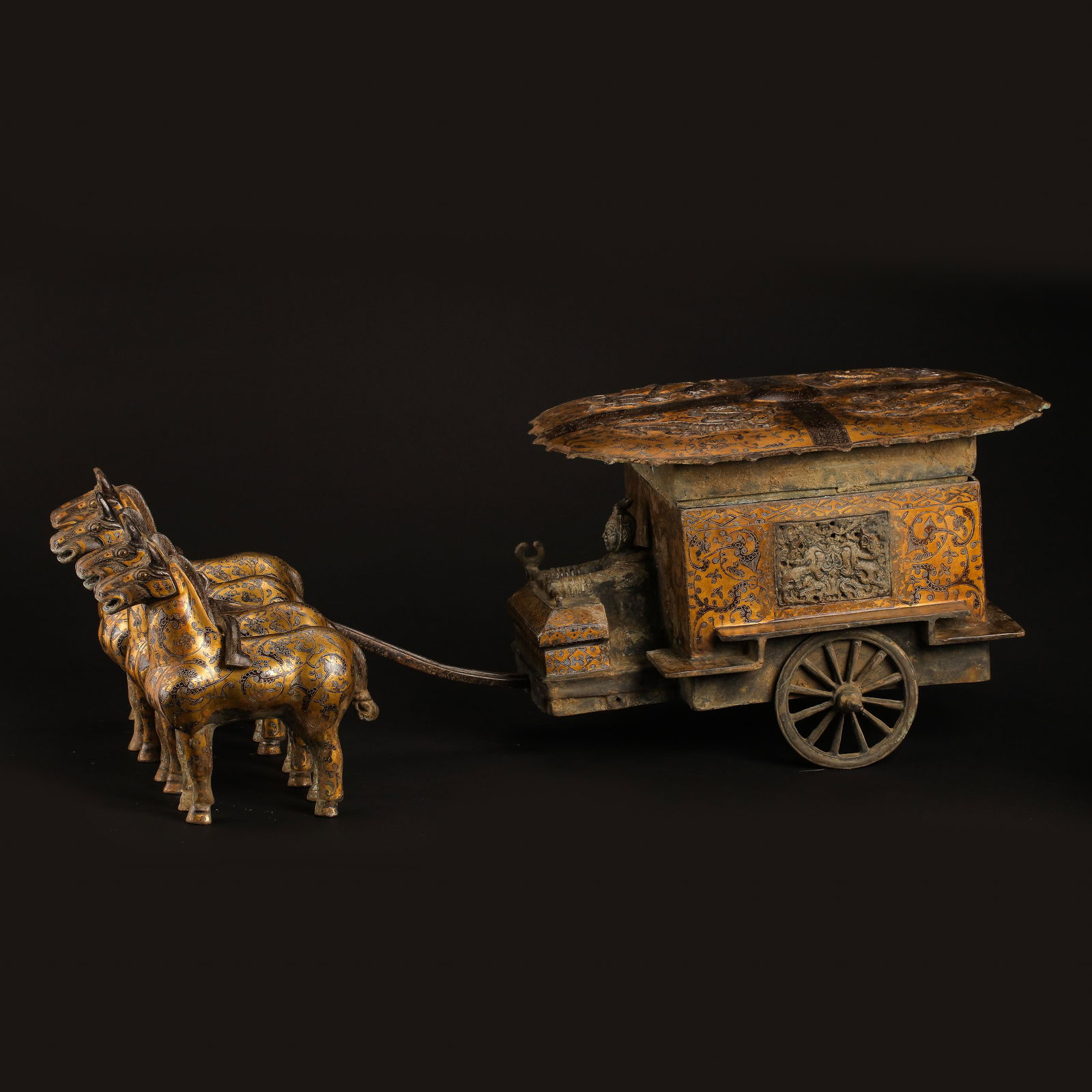 In the Warring States period of China, the horse drawn cart was mixed with gold and silver (1 of 15)