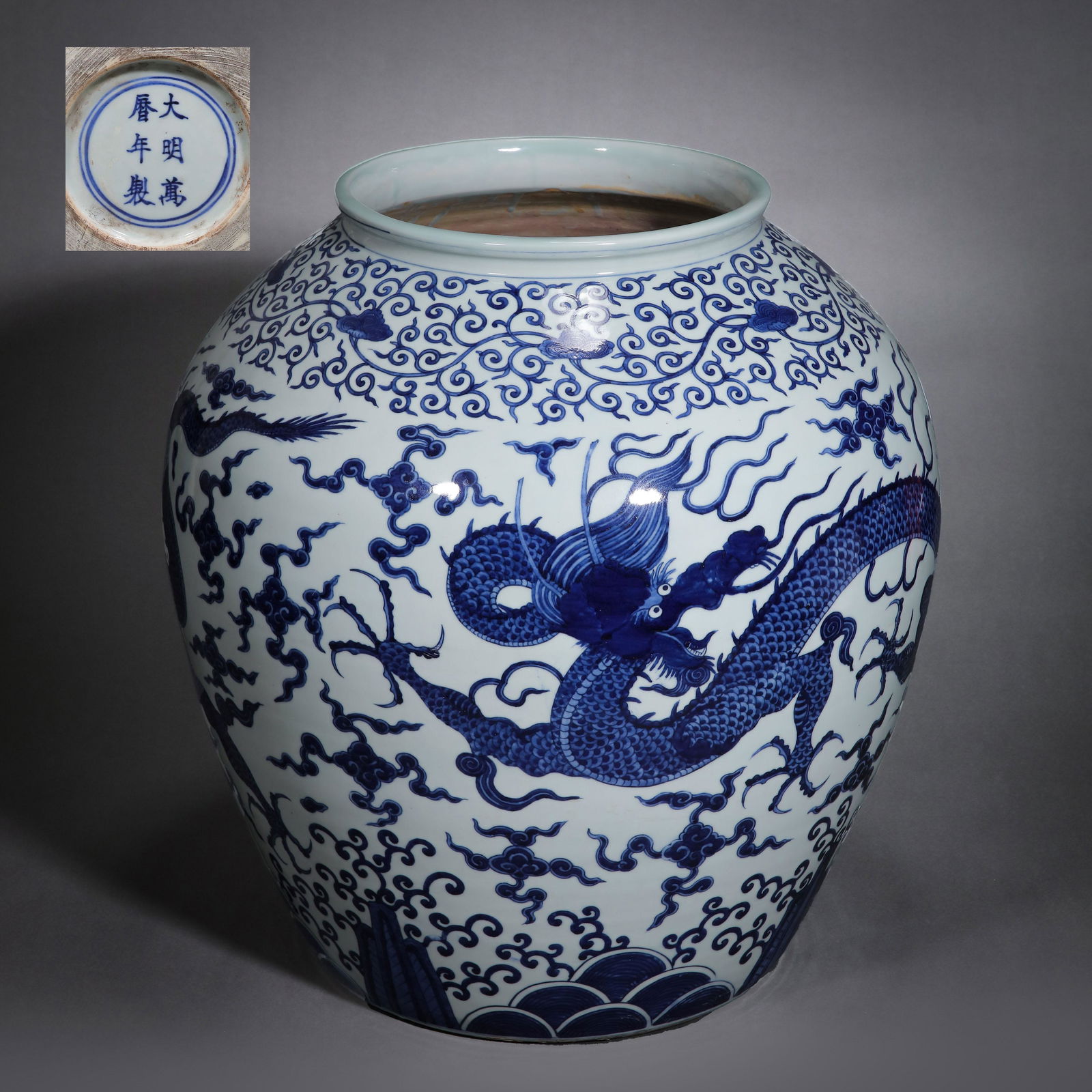 Large pot with Wanli blue and white dragon pattern in Ming Dynasty (1 of 10)