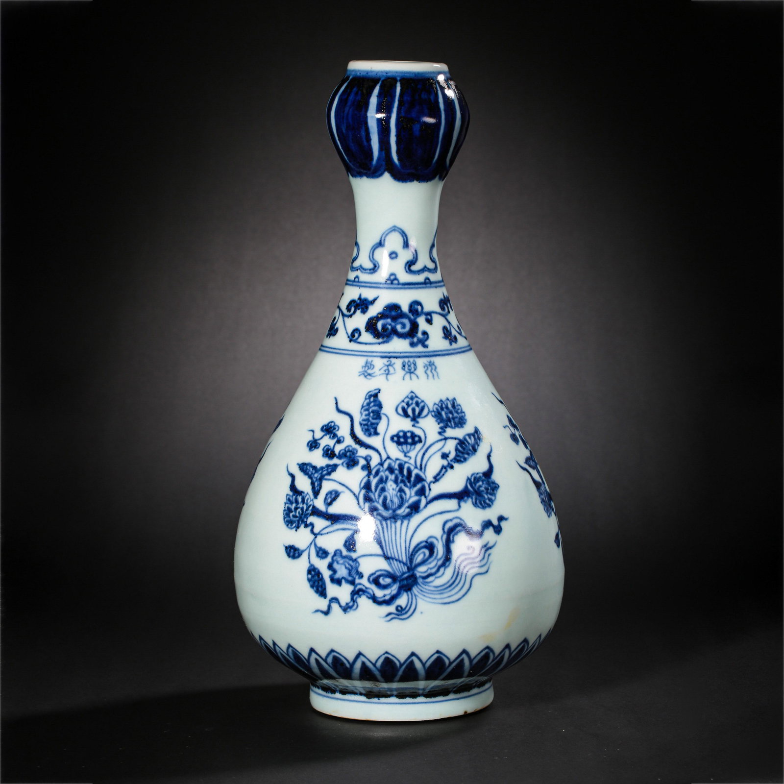 Blue and white garlic bottle in early Ming Dynasty (1 of 10)