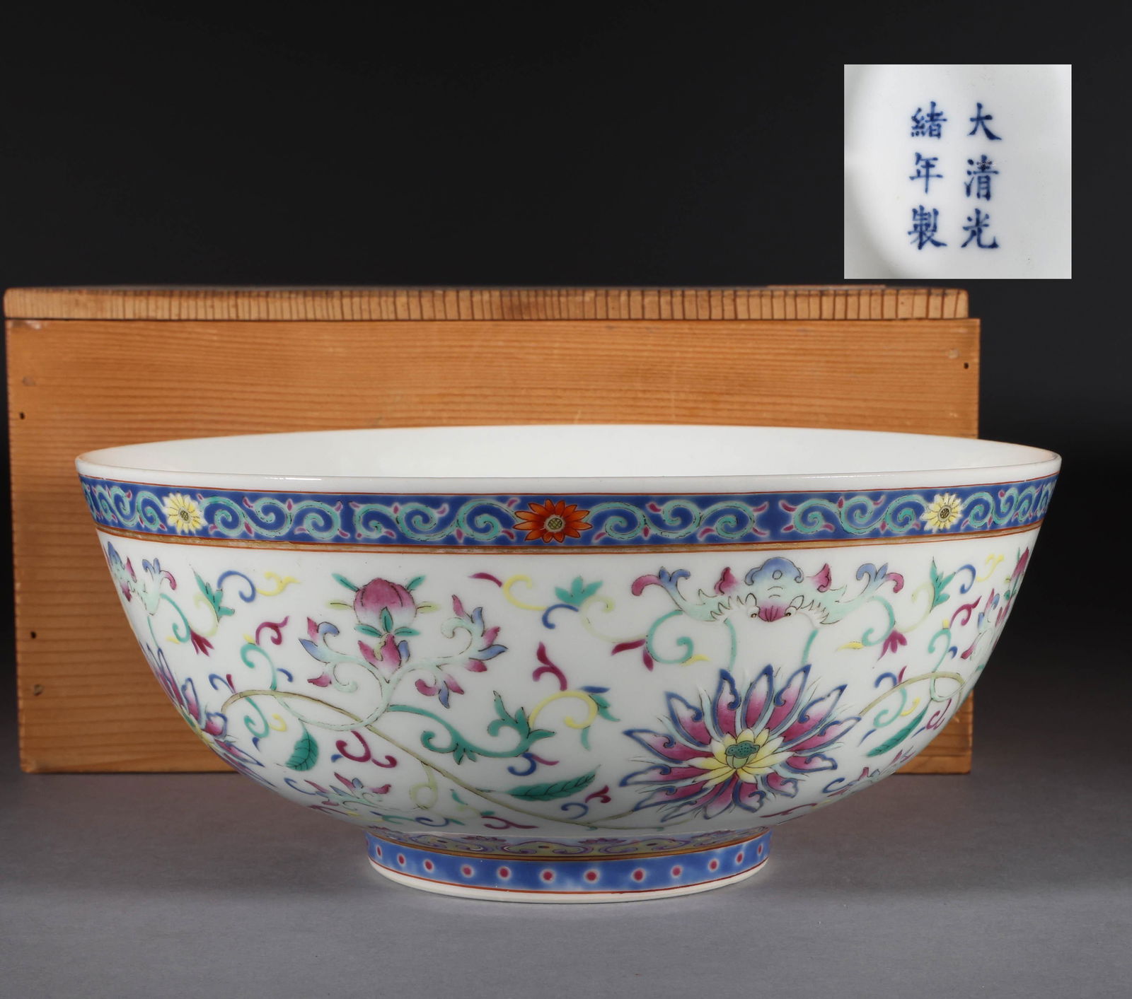 Bowl with bucket color and flower pattern in Qing Dynasty (1 of 7)