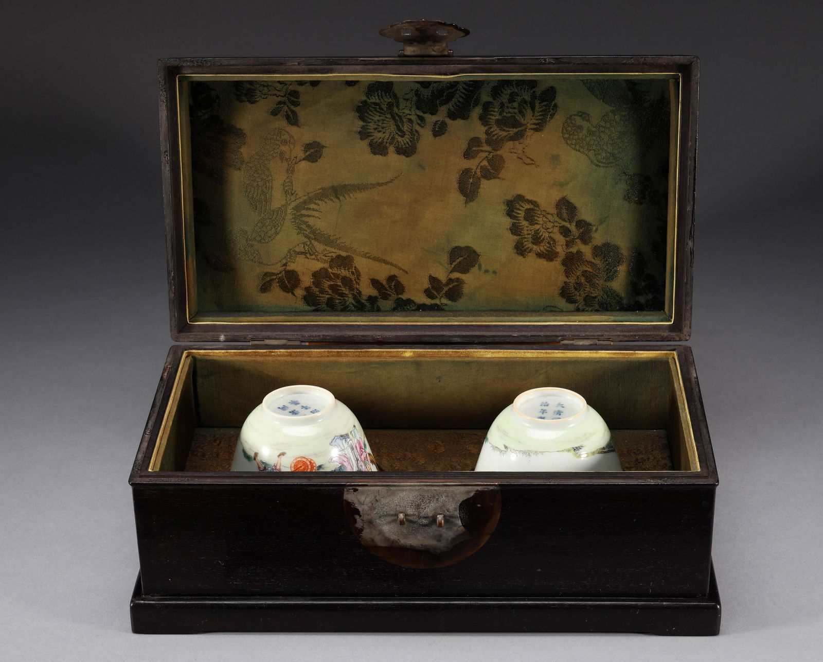 A pair of Qing Dynasty pastel cups (1 of 9)