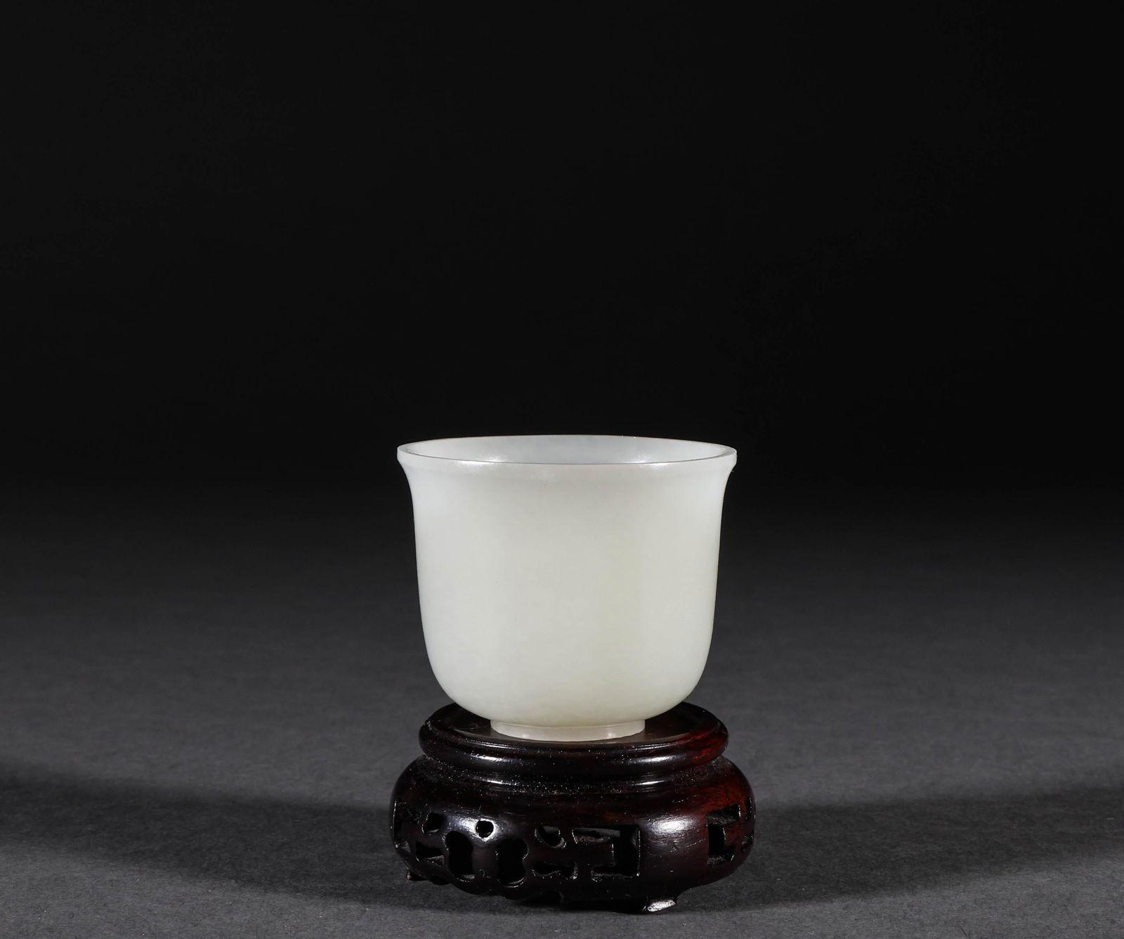 Hetian jade cup in Qing Dynasty (1 of 6)