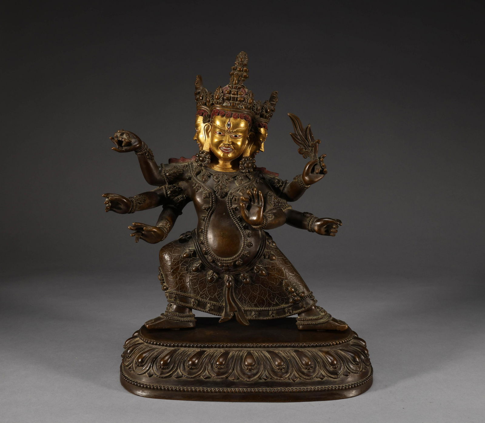 Bronze statue of a standing Buddha in Ming Dynasty (1 of 9)